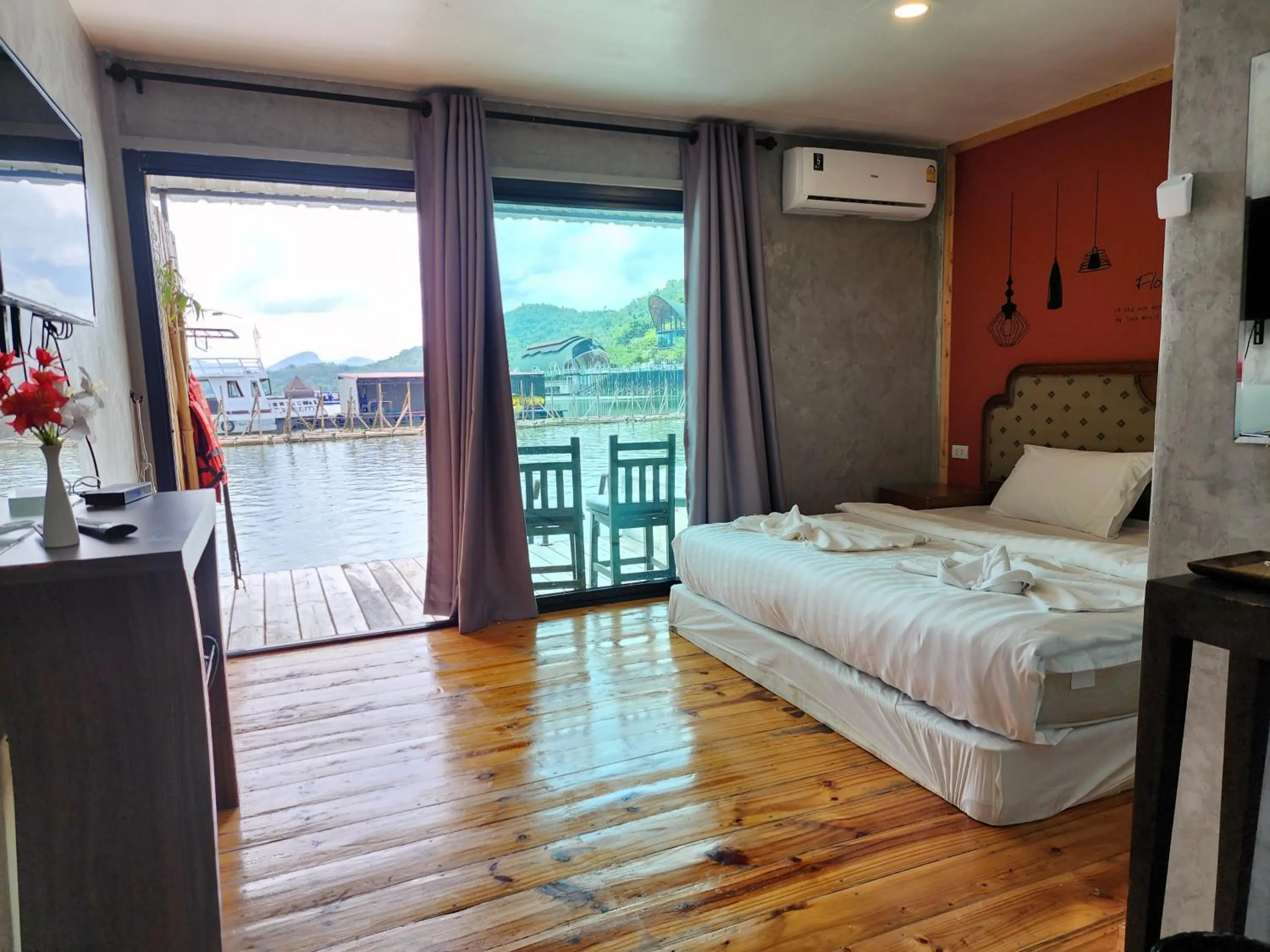 Photo of the whole room, Bed in บ้านไร่ วรรณ วาลย์ รีสอร์ท
