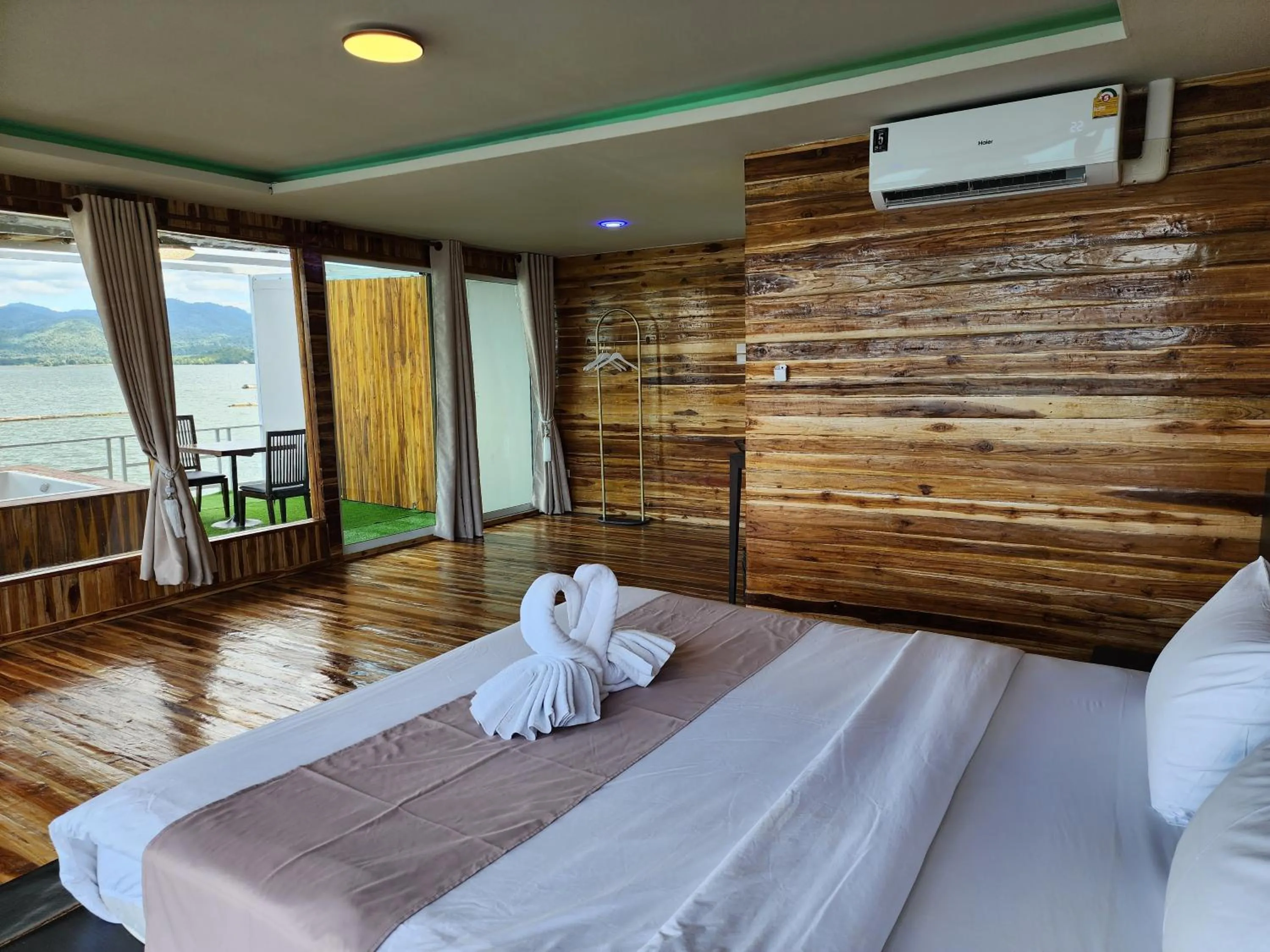 air conditioner, Bed in บ้านไร่ วรรณ วาลย์ รีสอร์ท