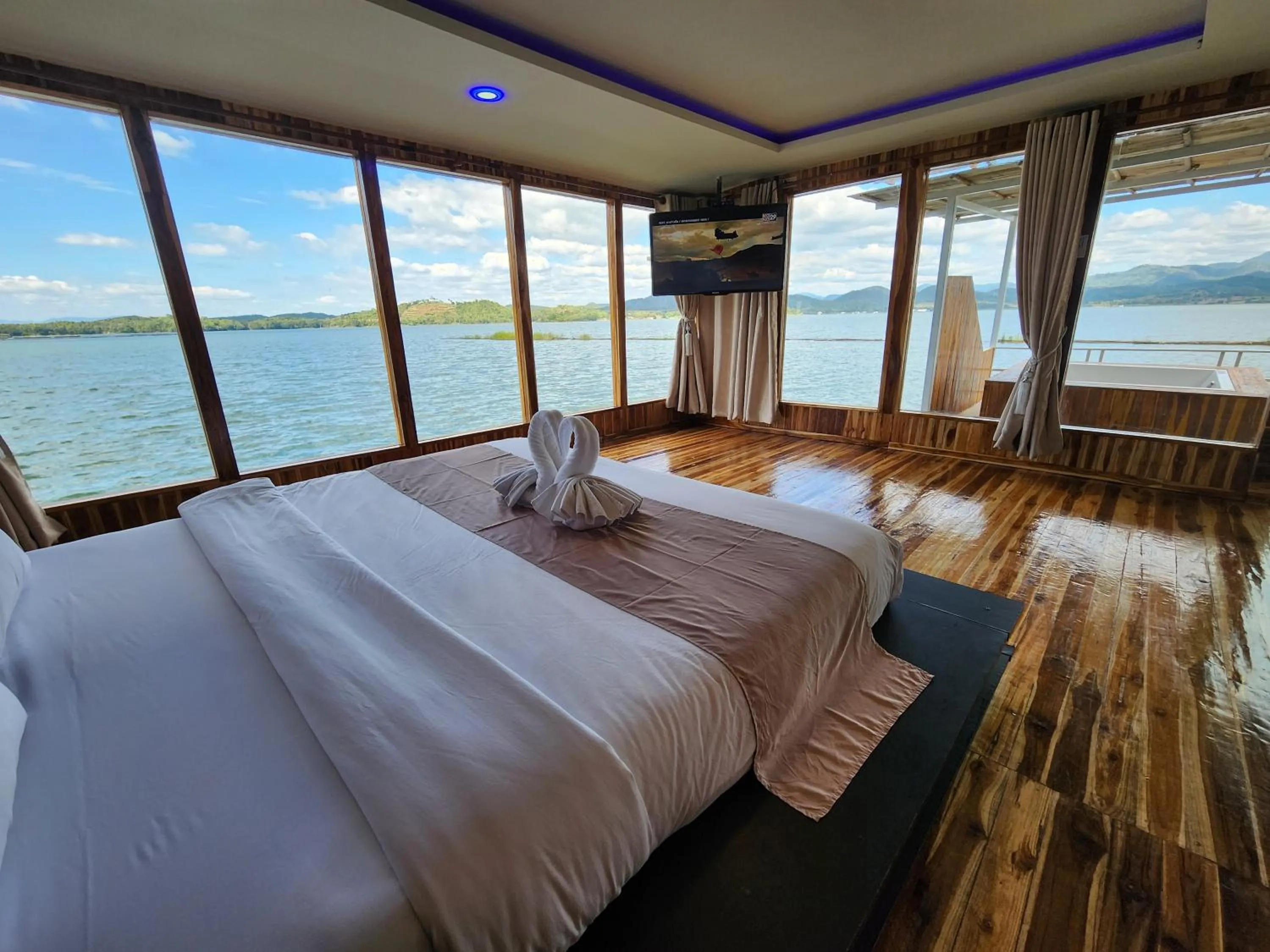 Photo of the whole room, Bed in บ้านไร่ วรรณ วาลย์ รีสอร์ท