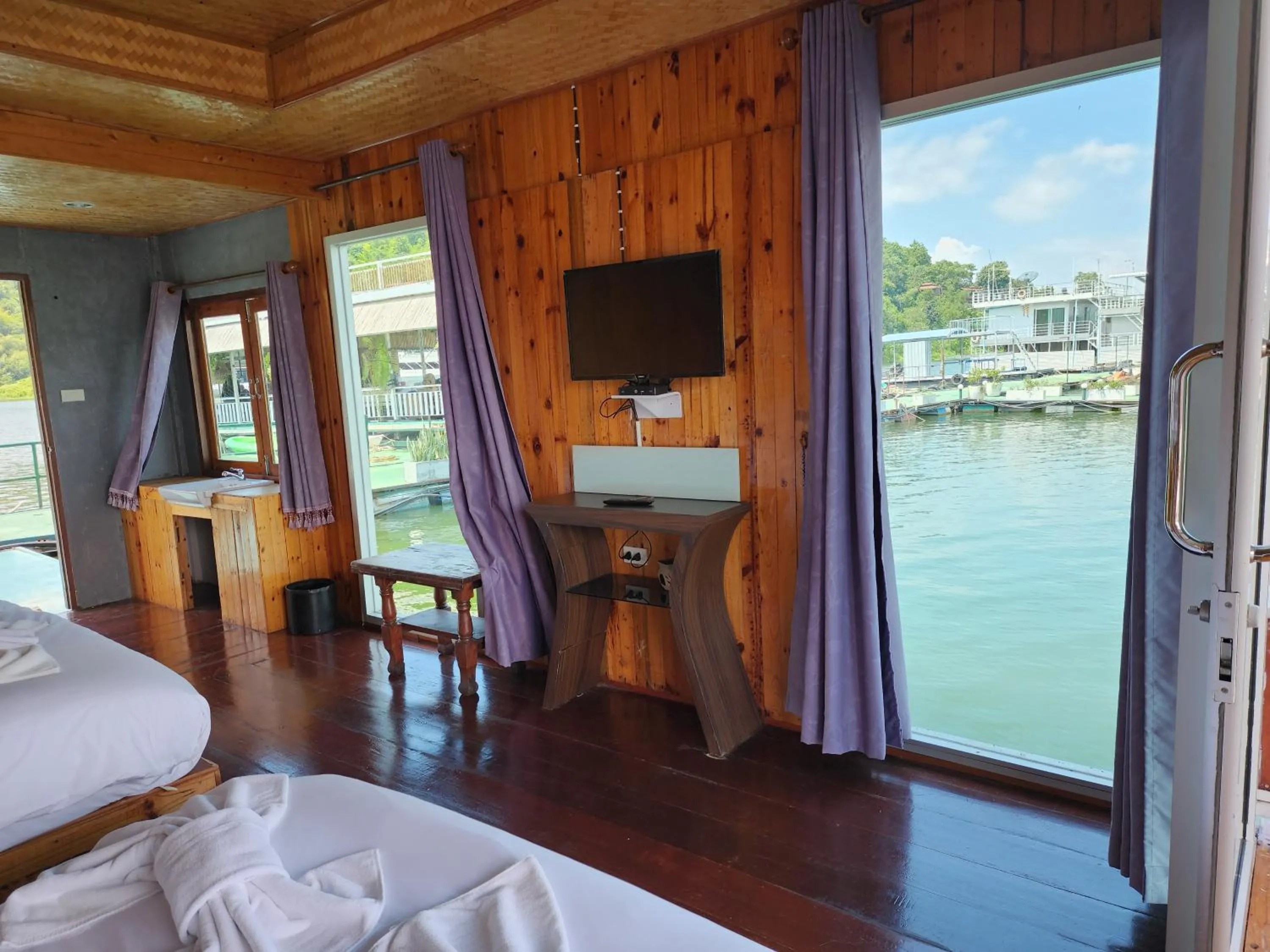 TV and multimedia, Bed in บ้านไร่ วรรณ วาลย์ รีสอร์ท