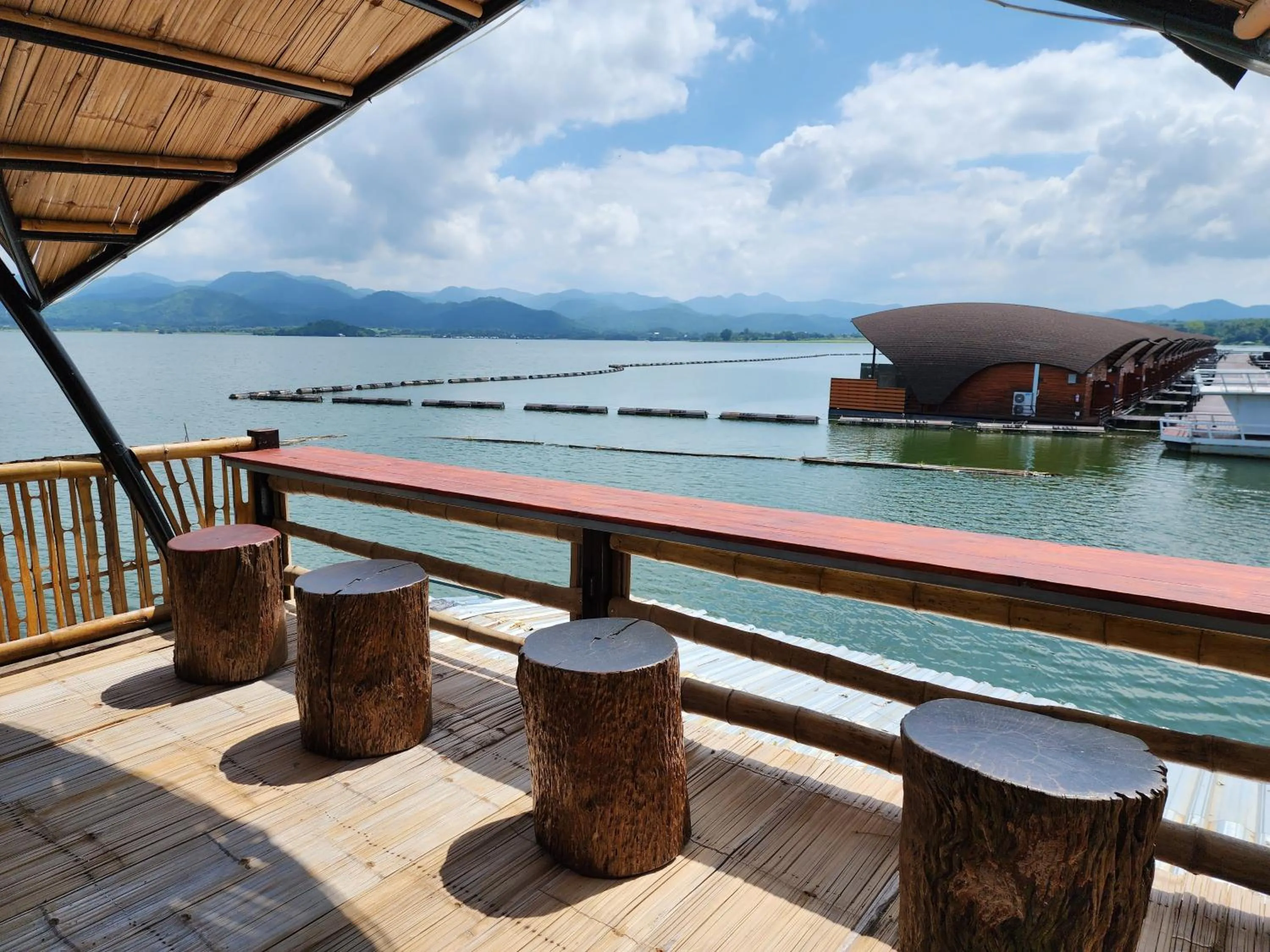 Restaurant/places to eat in บ้านไร่ วรรณ วาลย์ รีสอร์ท