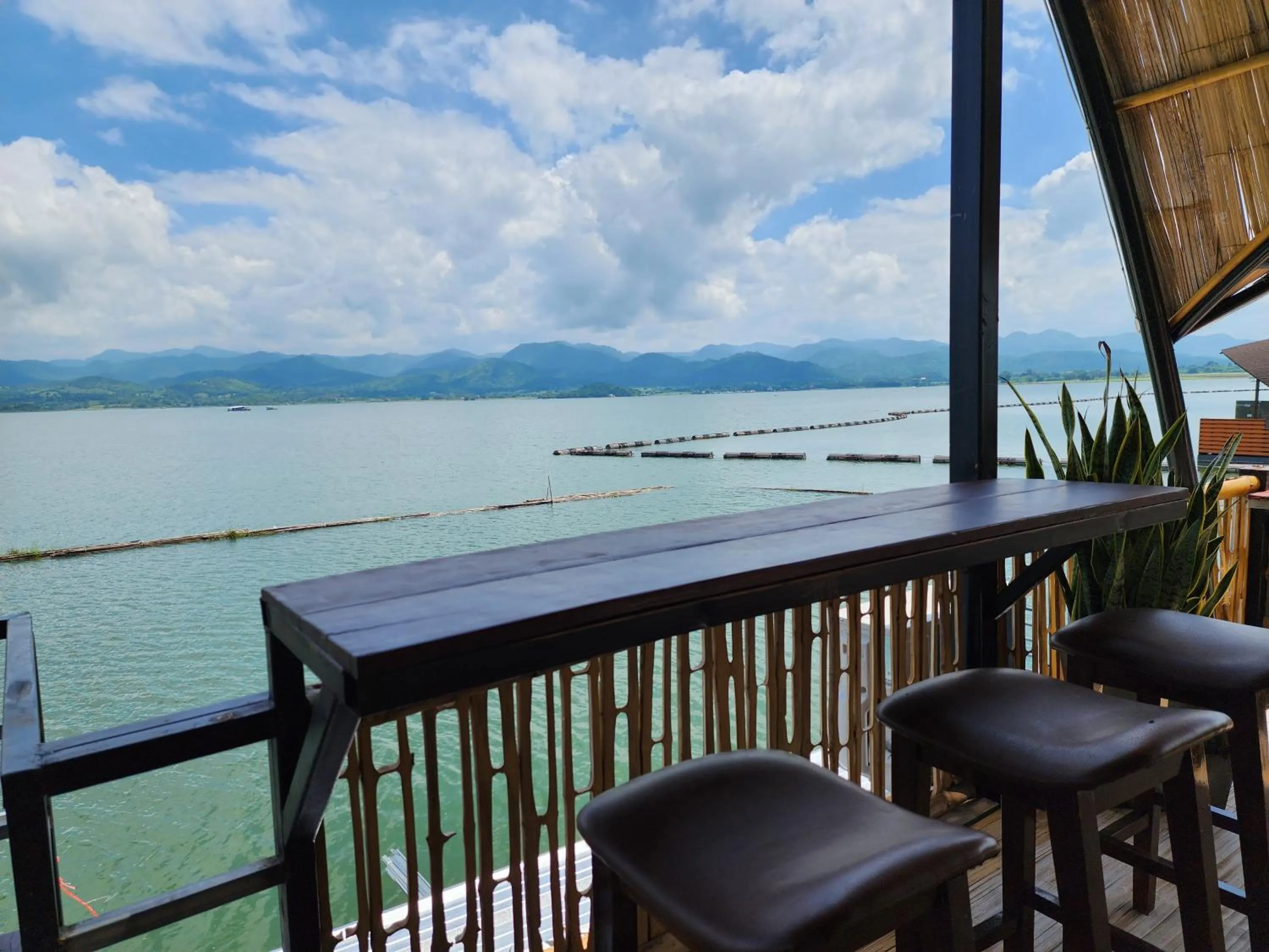 Restaurant/places to eat in บ้านไร่ วรรณ วาลย์ รีสอร์ท