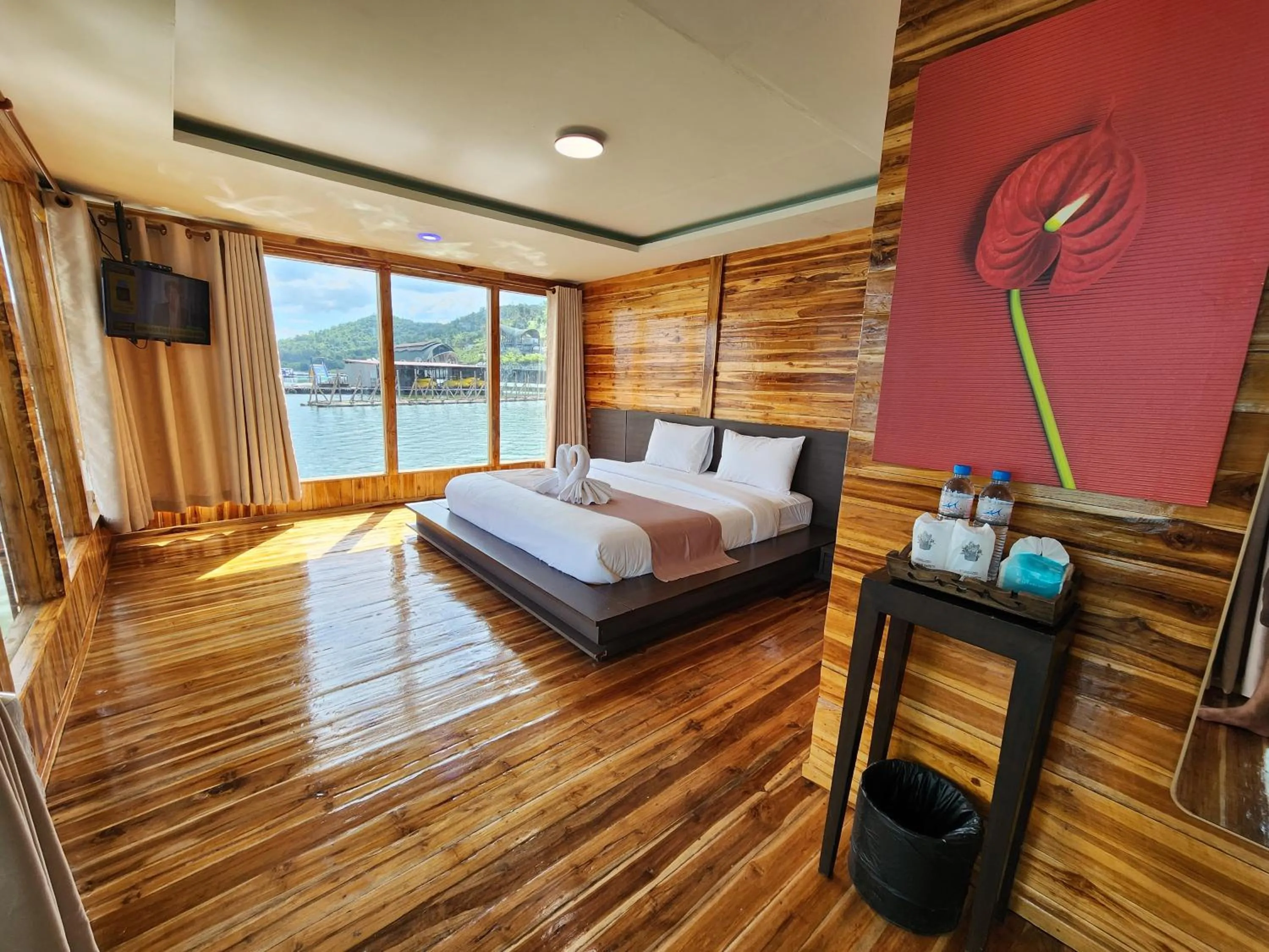 Bathroom, Bed in บ้านไร่ วรรณ วาลย์ รีสอร์ท