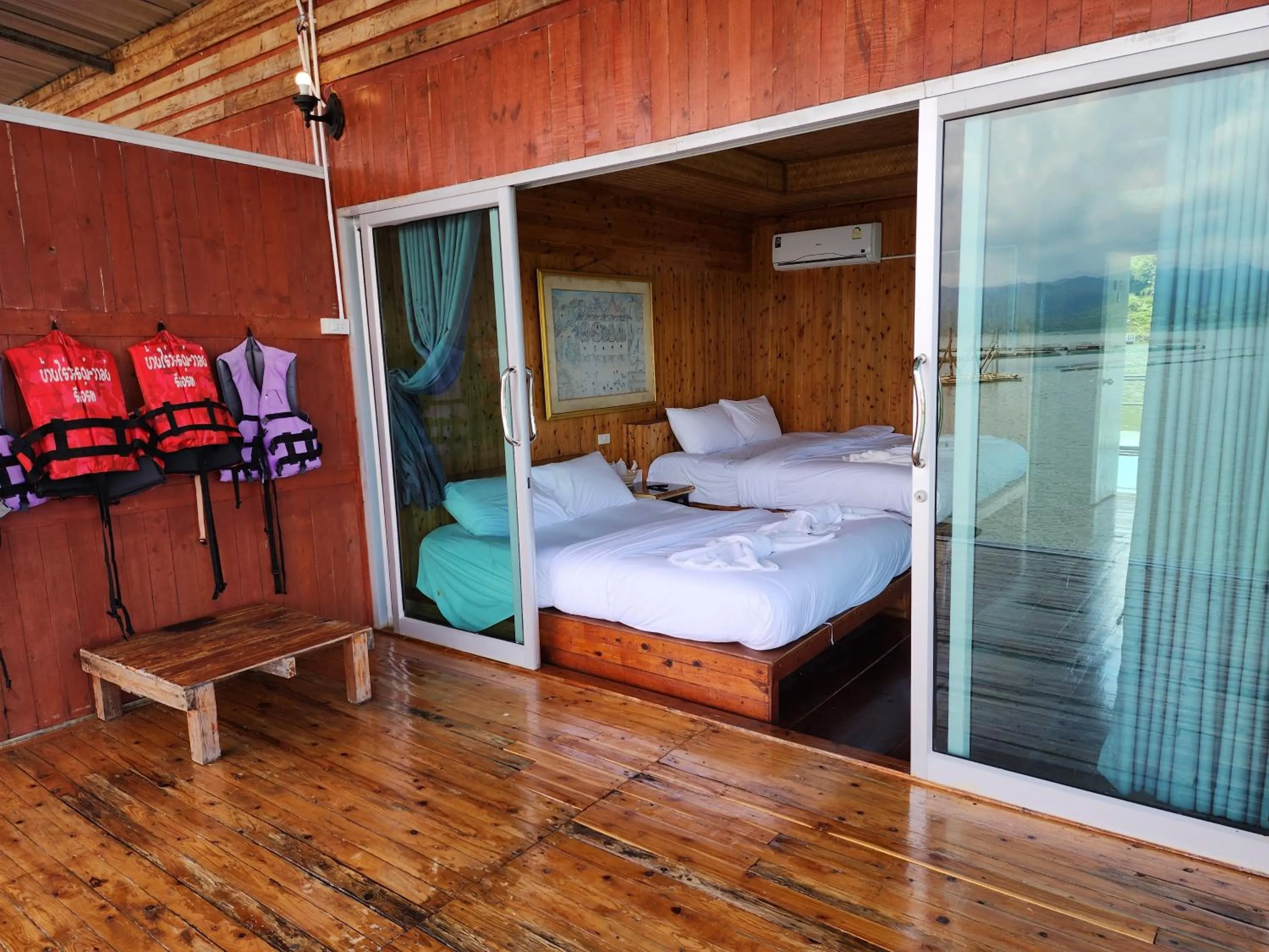 Photo of the whole room, Bed in บ้านไร่ วรรณ วาลย์ รีสอร์ท