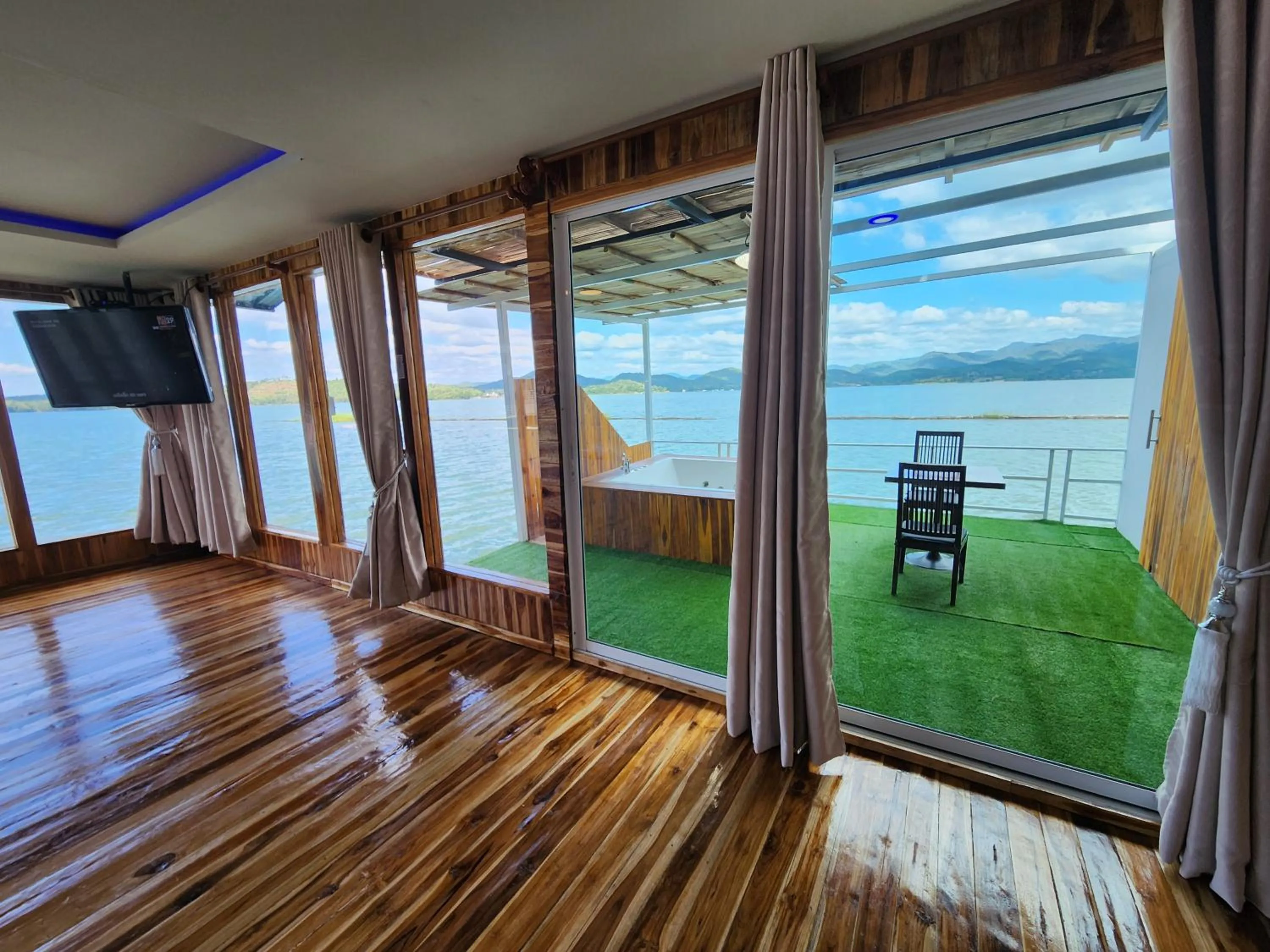 TV and multimedia in บ้านไร่ วรรณ วาลย์ รีสอร์ท