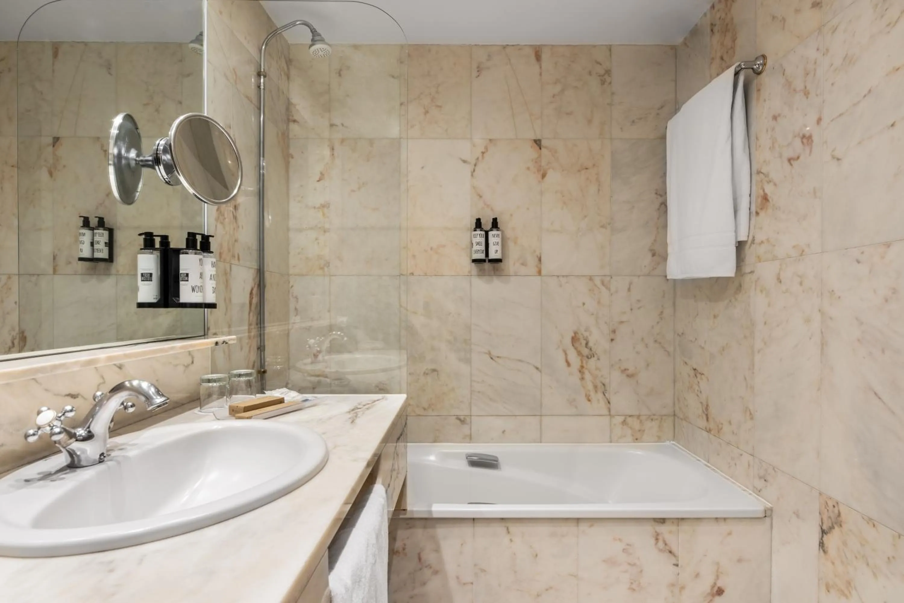 Bathroom in Crisol Mesón del Cid