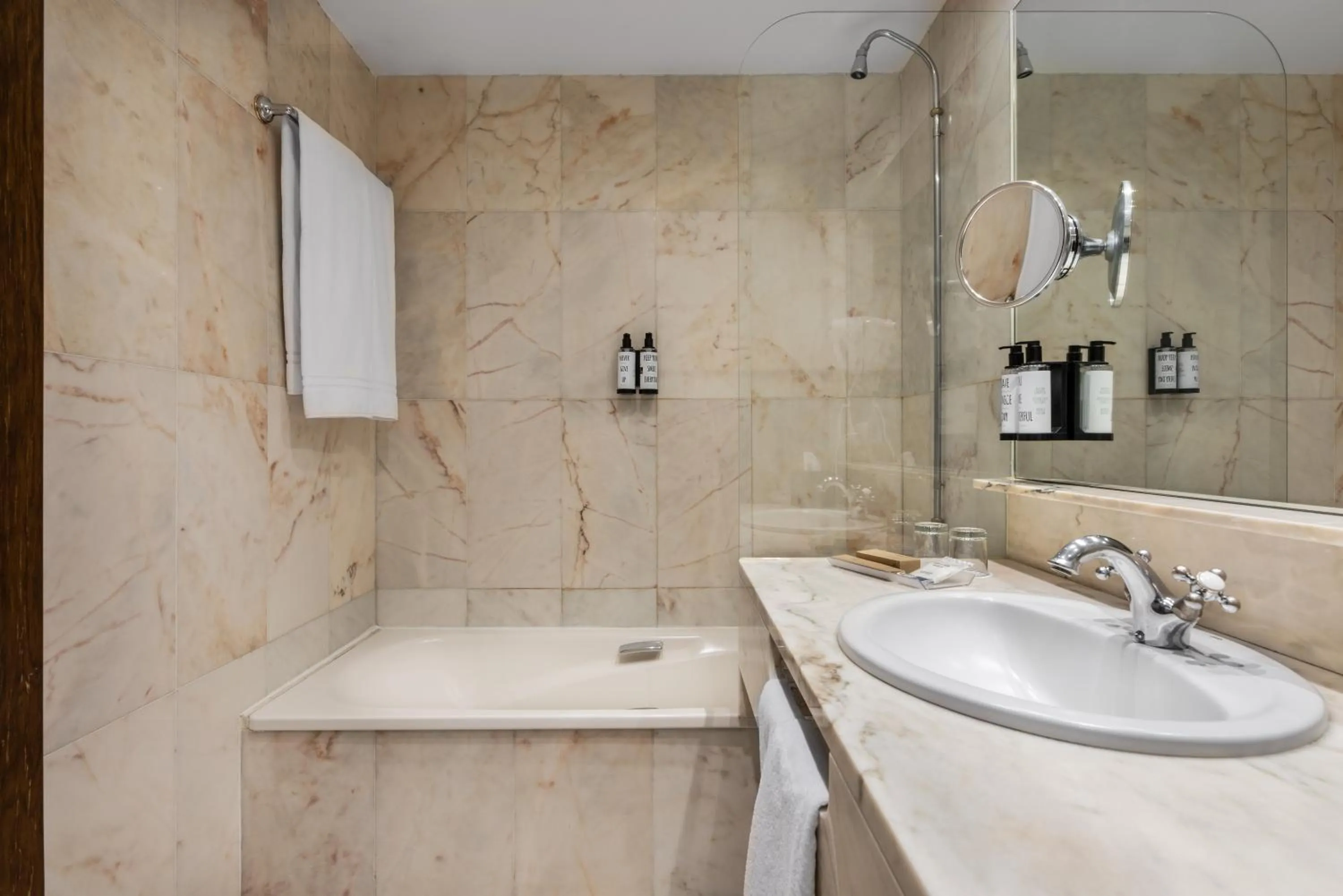 Bathroom in Crisol Mesón del Cid