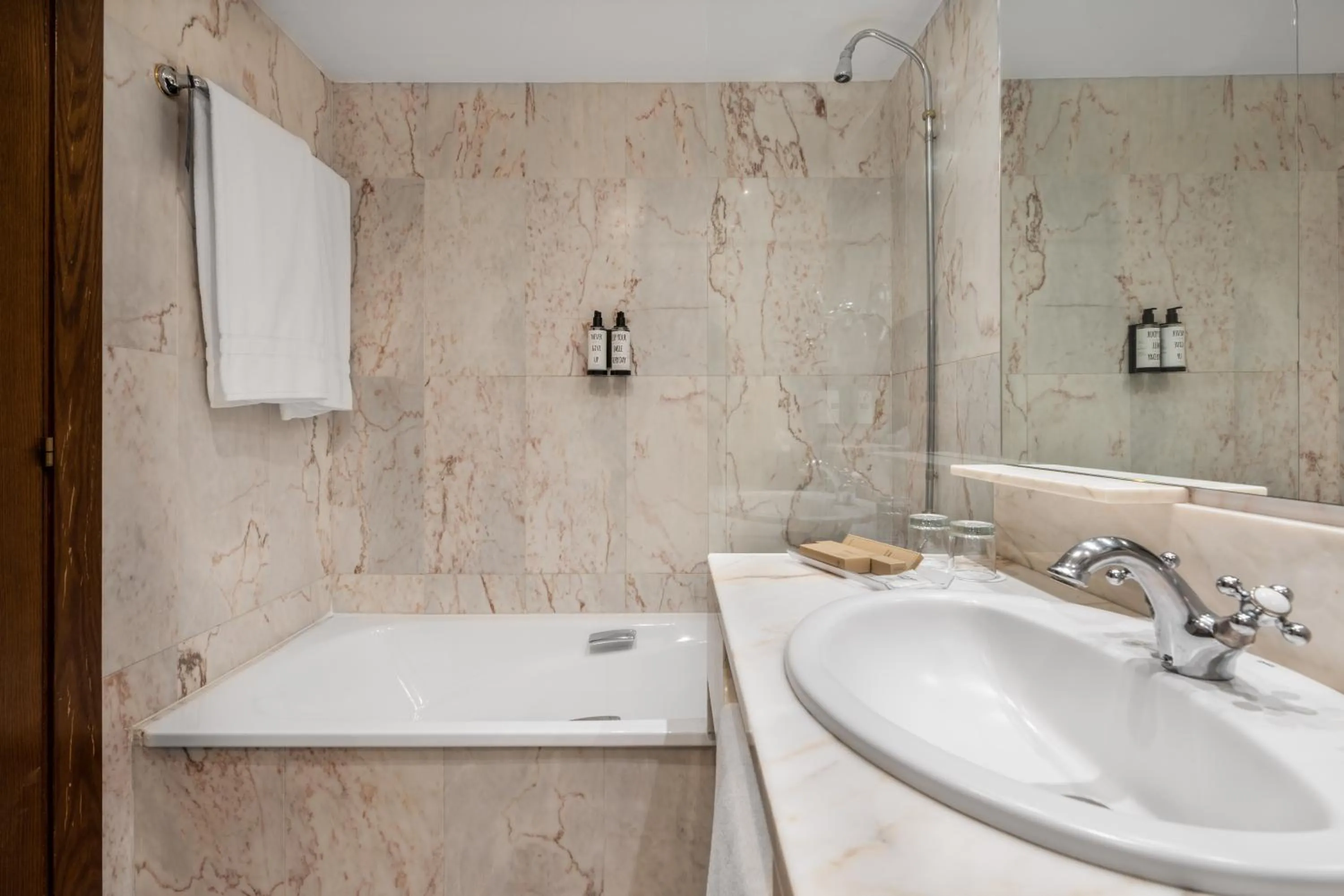 Bathroom in Crisol Mesón del Cid