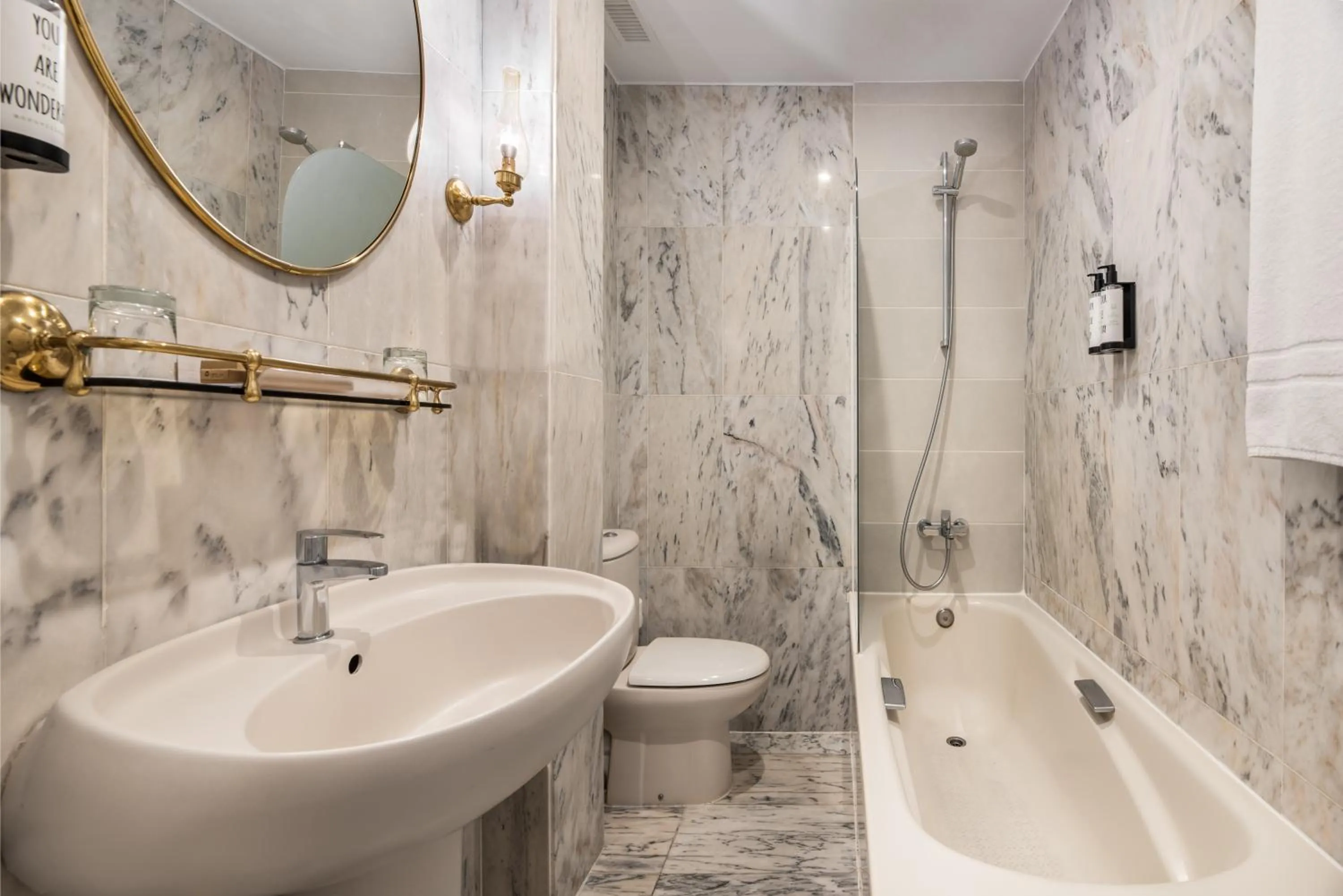 Bathroom in Crisol Mesón del Cid