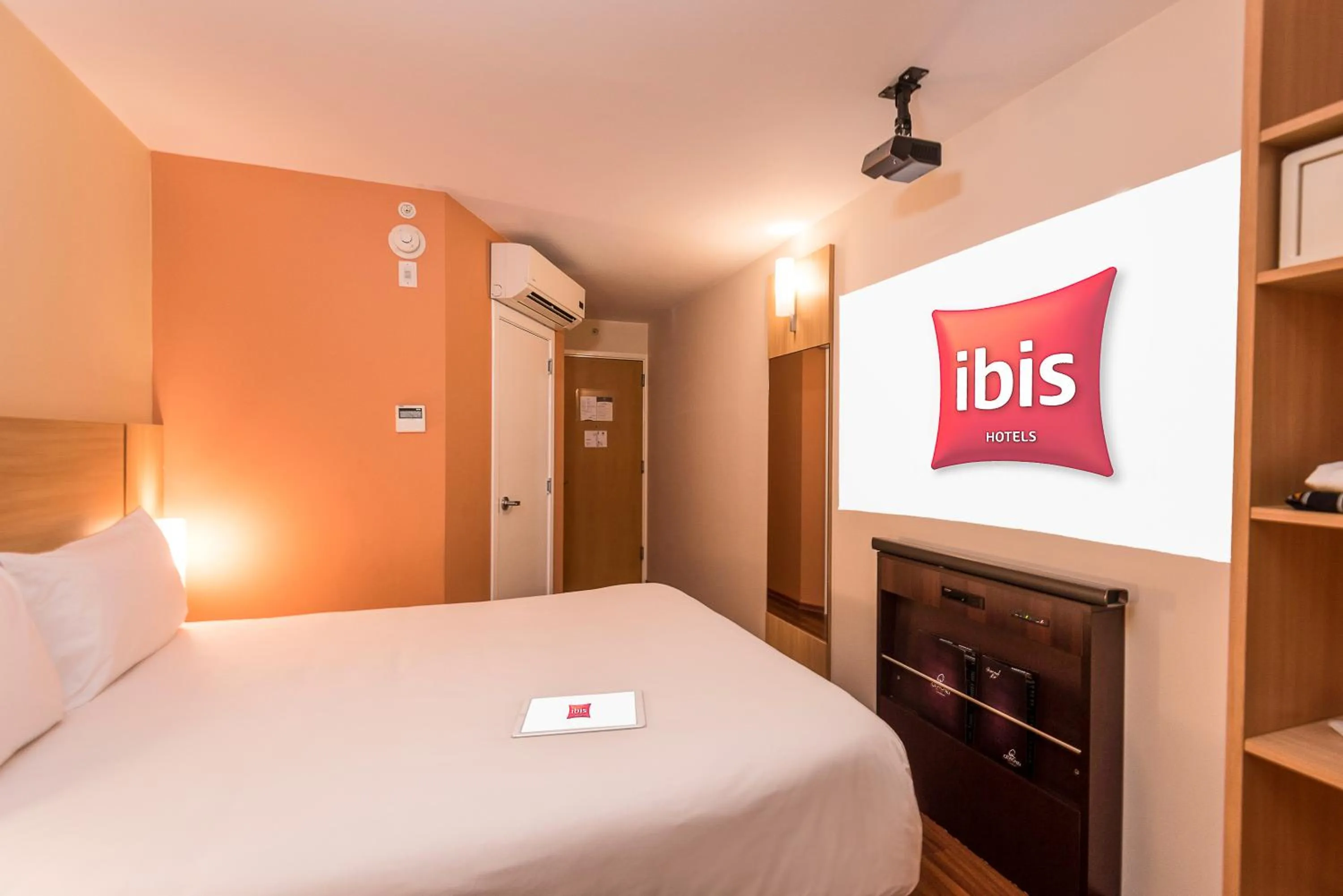Photo of the whole room, Bed in ibis Santiago Las Condes