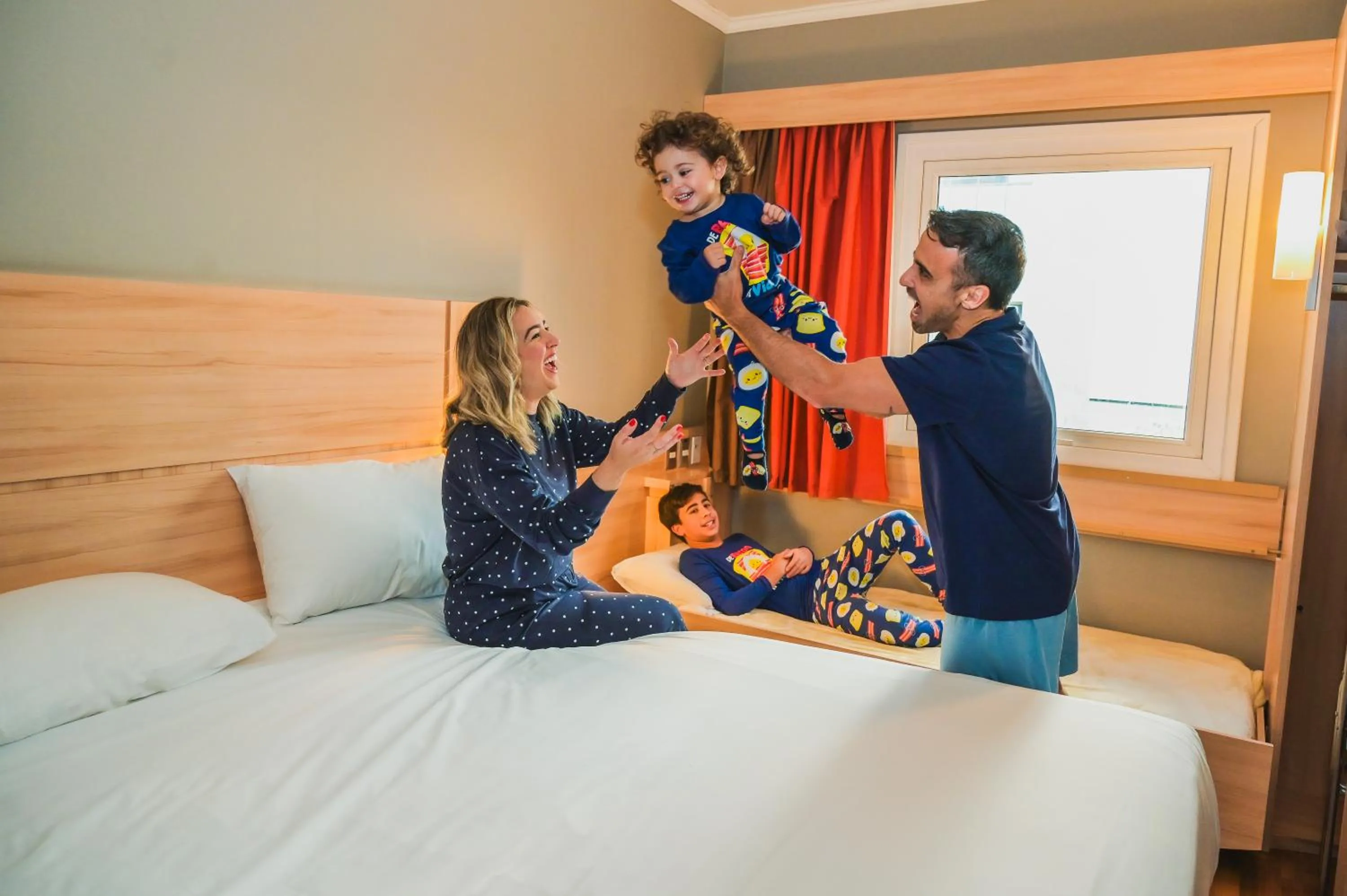 People, Bed in ibis Santiago Las Condes