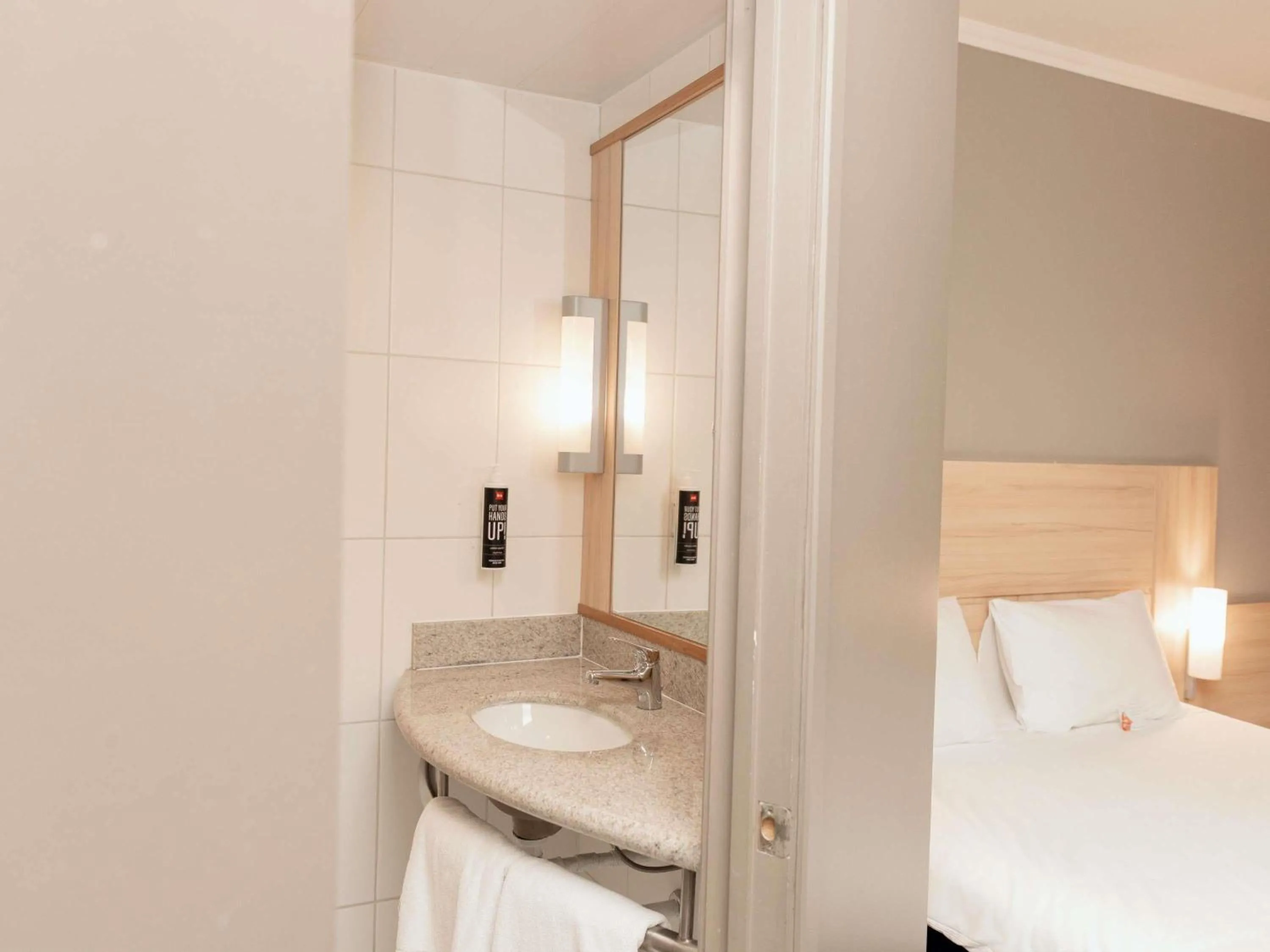 Bedroom, Bed in ibis Santiago Las Condes