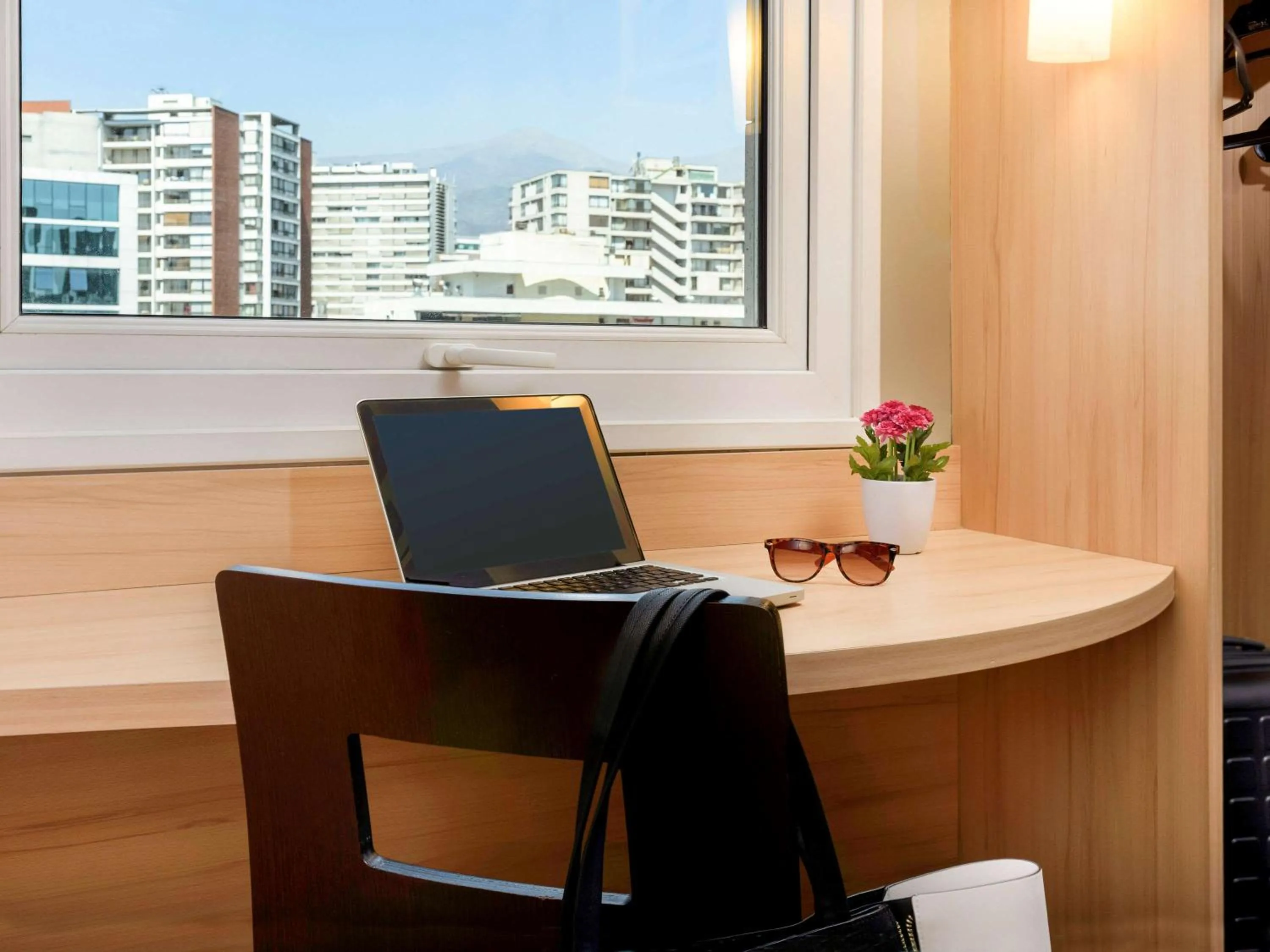 Photo of the whole room in ibis Santiago Las Condes