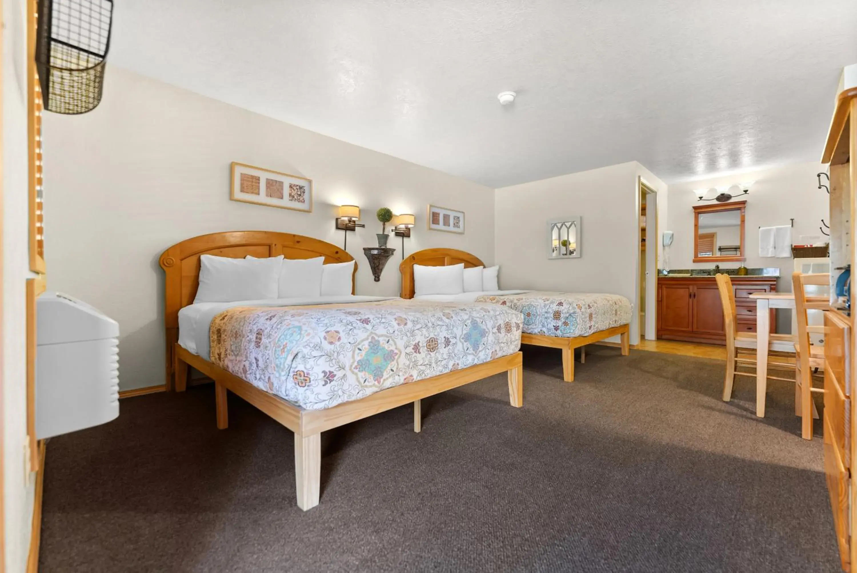 Budget Queen Room with Two Queen Beds in Mt Gardner Inn Budget Queen Room with Two Queen Beds in Mt Gardner Inn