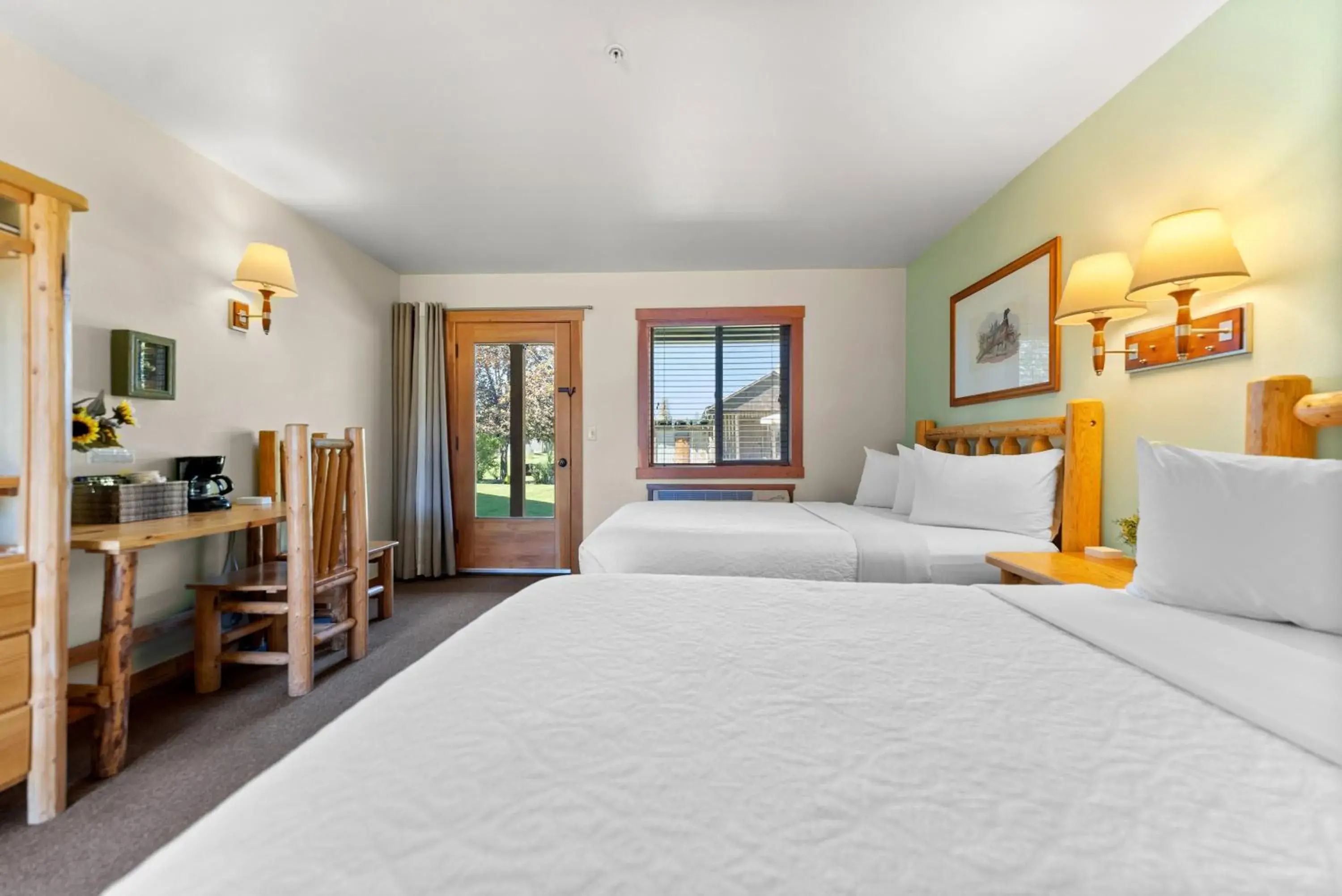 Deluxe Queen Room with Two Queen Beds in Mt Gardner Inn Deluxe Queen Room with Two Queen Beds in Mt Gardner Inn