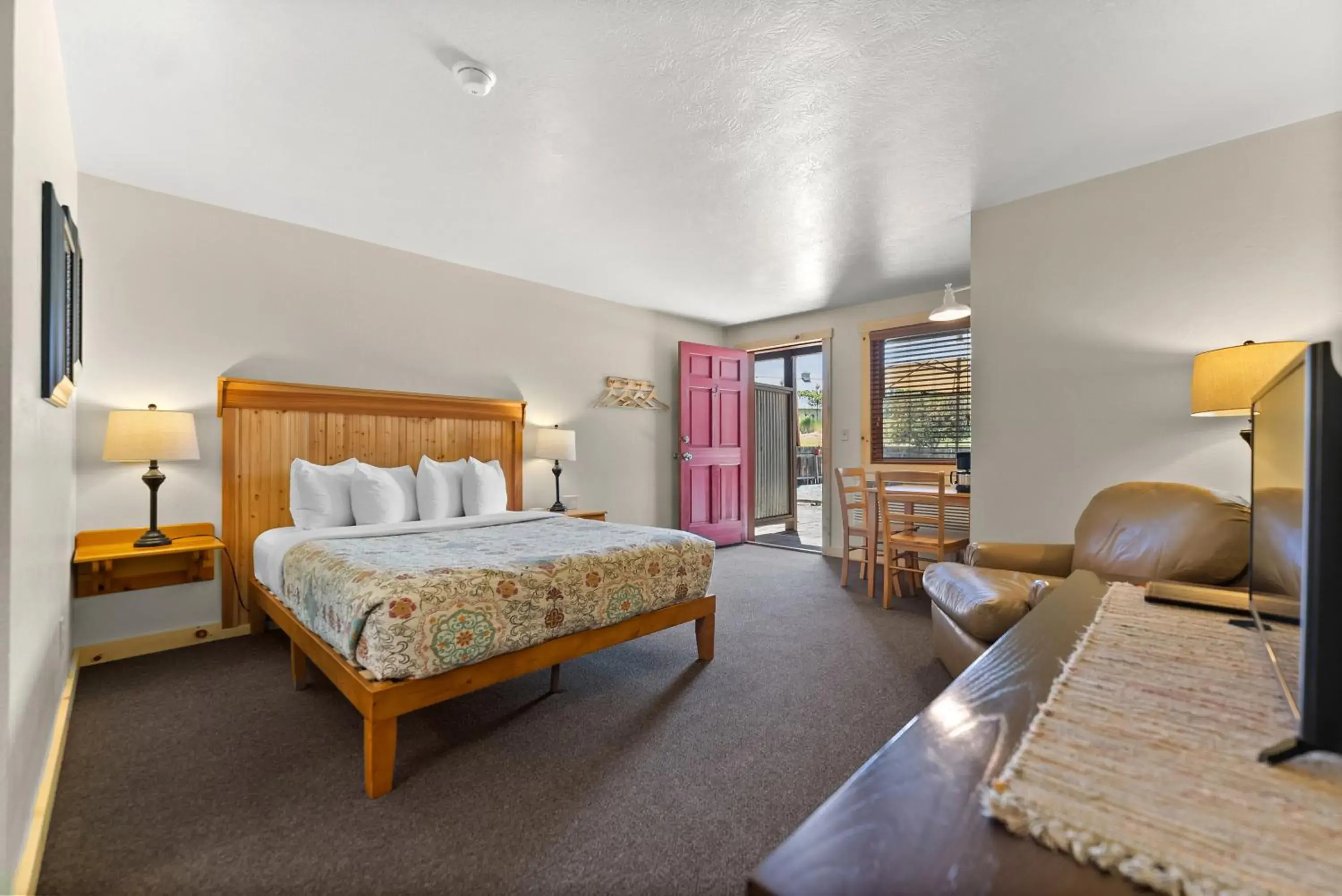 Standard Queen Room in Mt Gardner Inn Standard Queen Room in Mt Gardner Inn