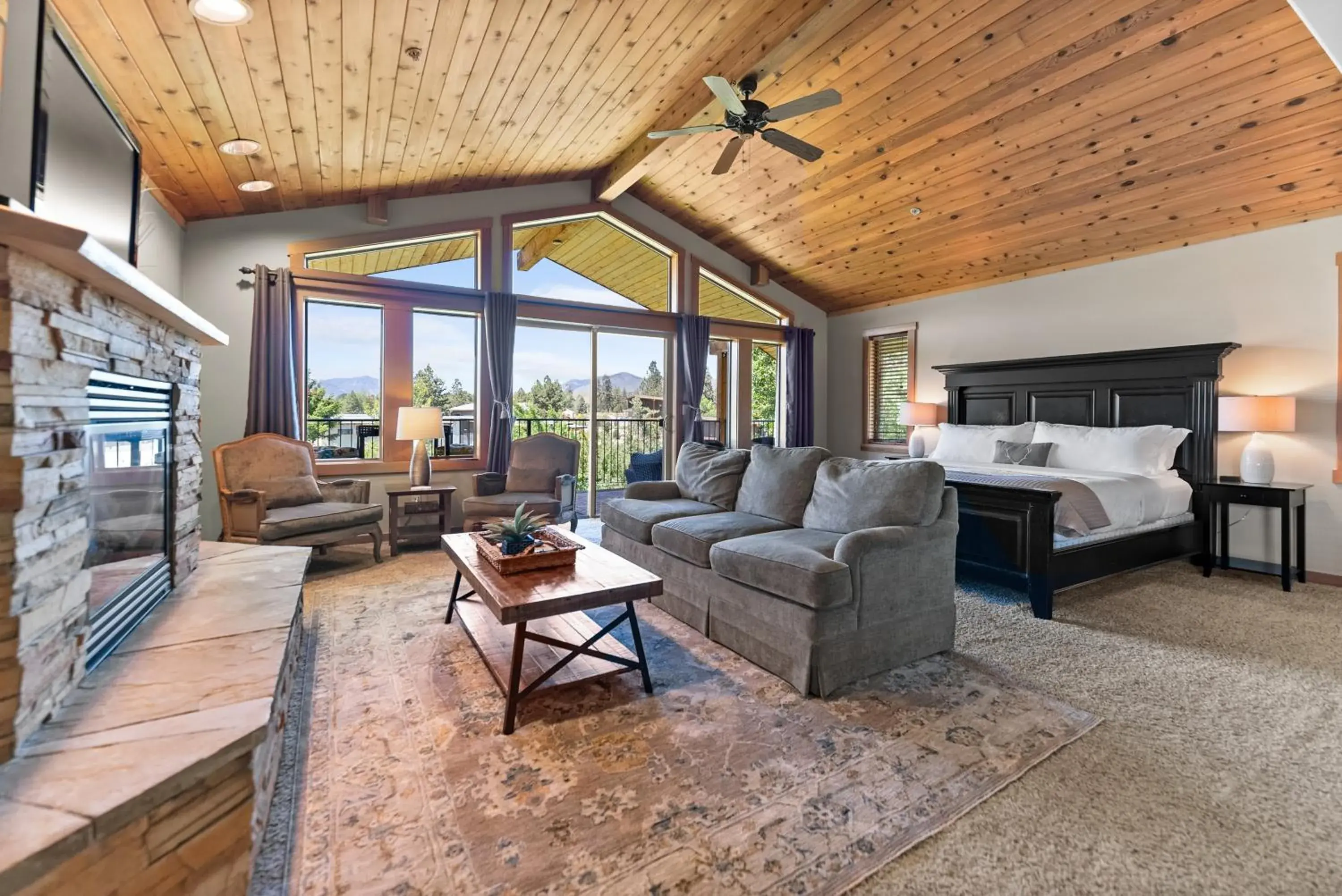 King Suite with Balcony in Mt Gardner Inn King Suite with Balcony in Mt Gardner Inn