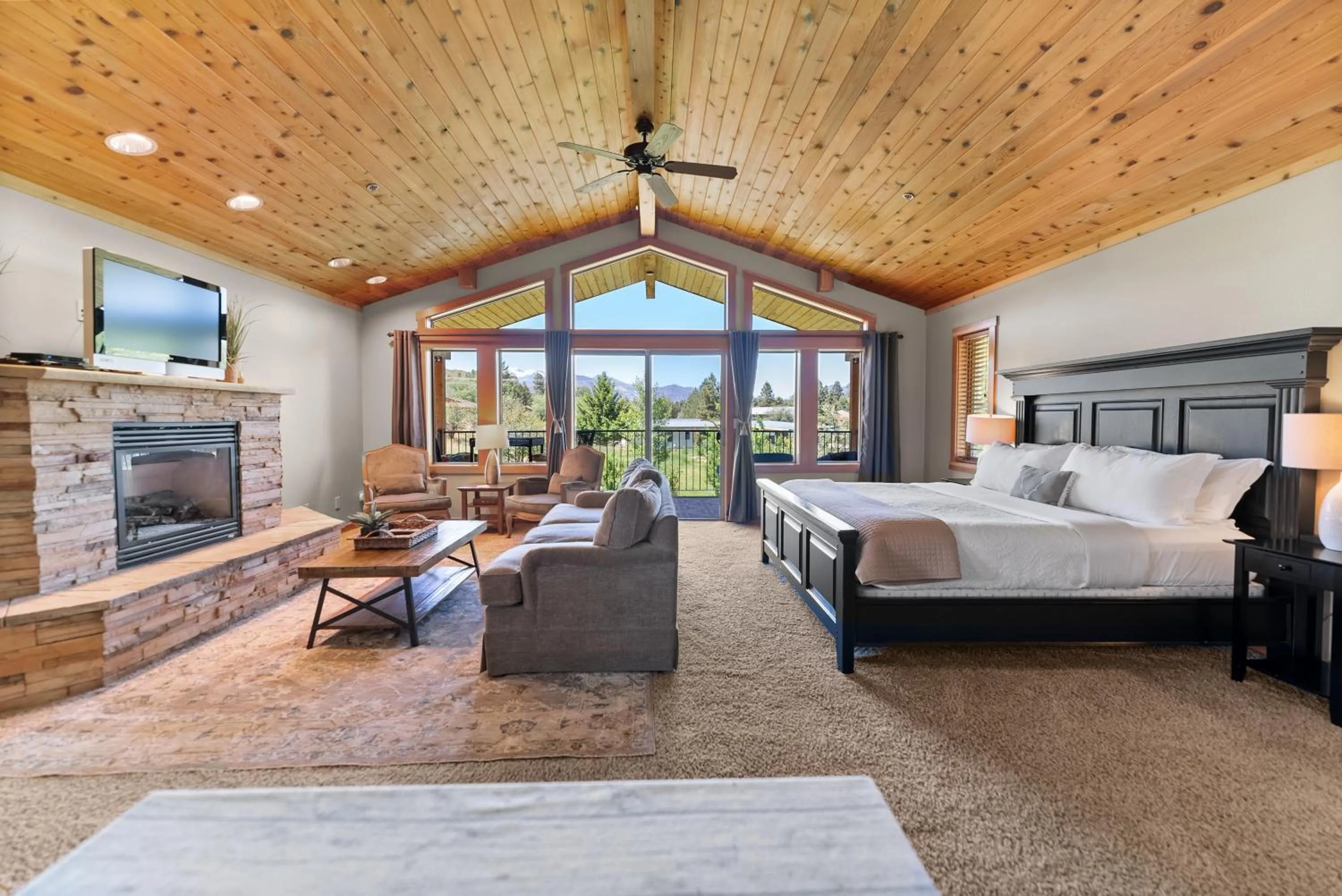 Bed in Mt Gardner Inn