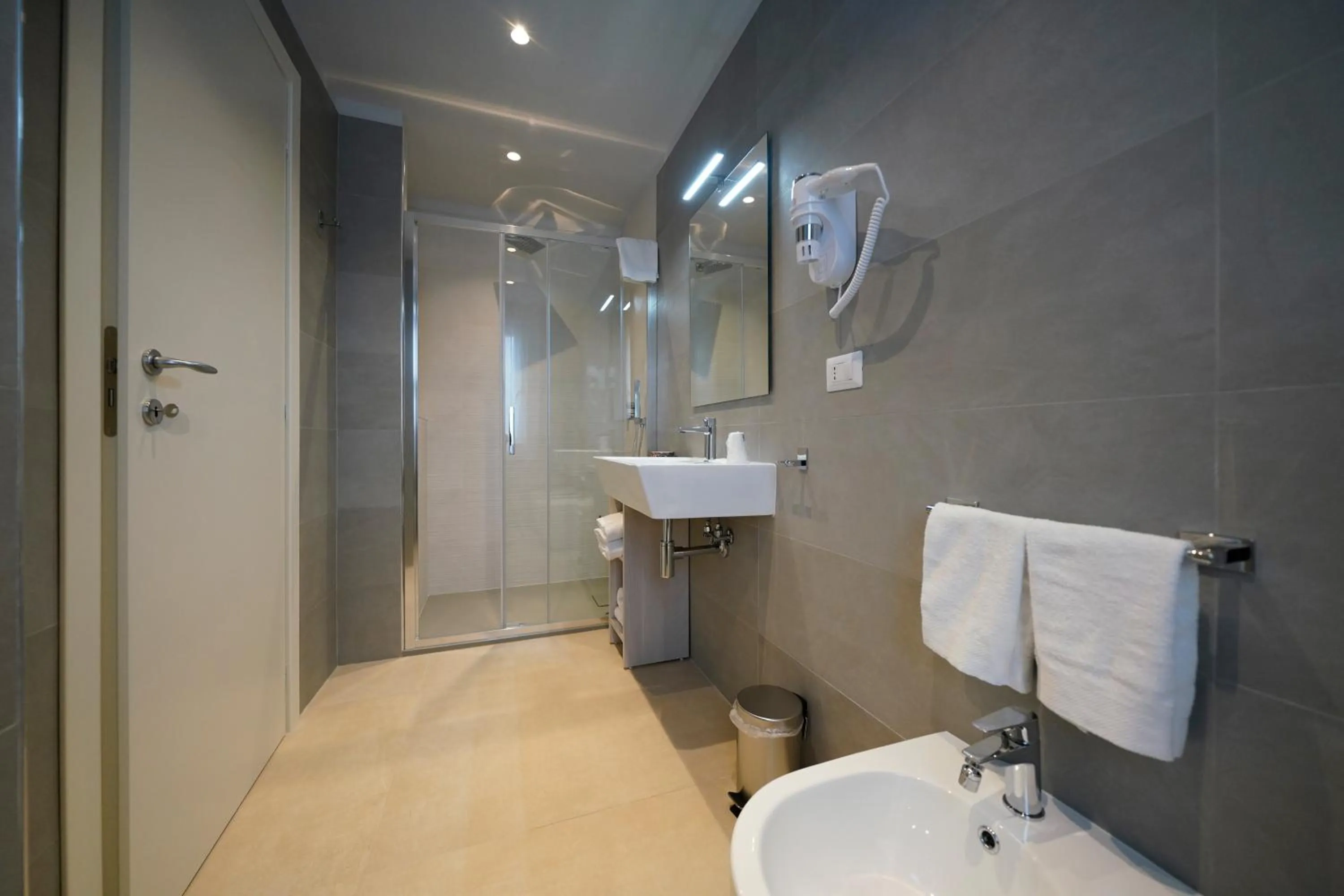 Shower in Hotel Valle del Fiora