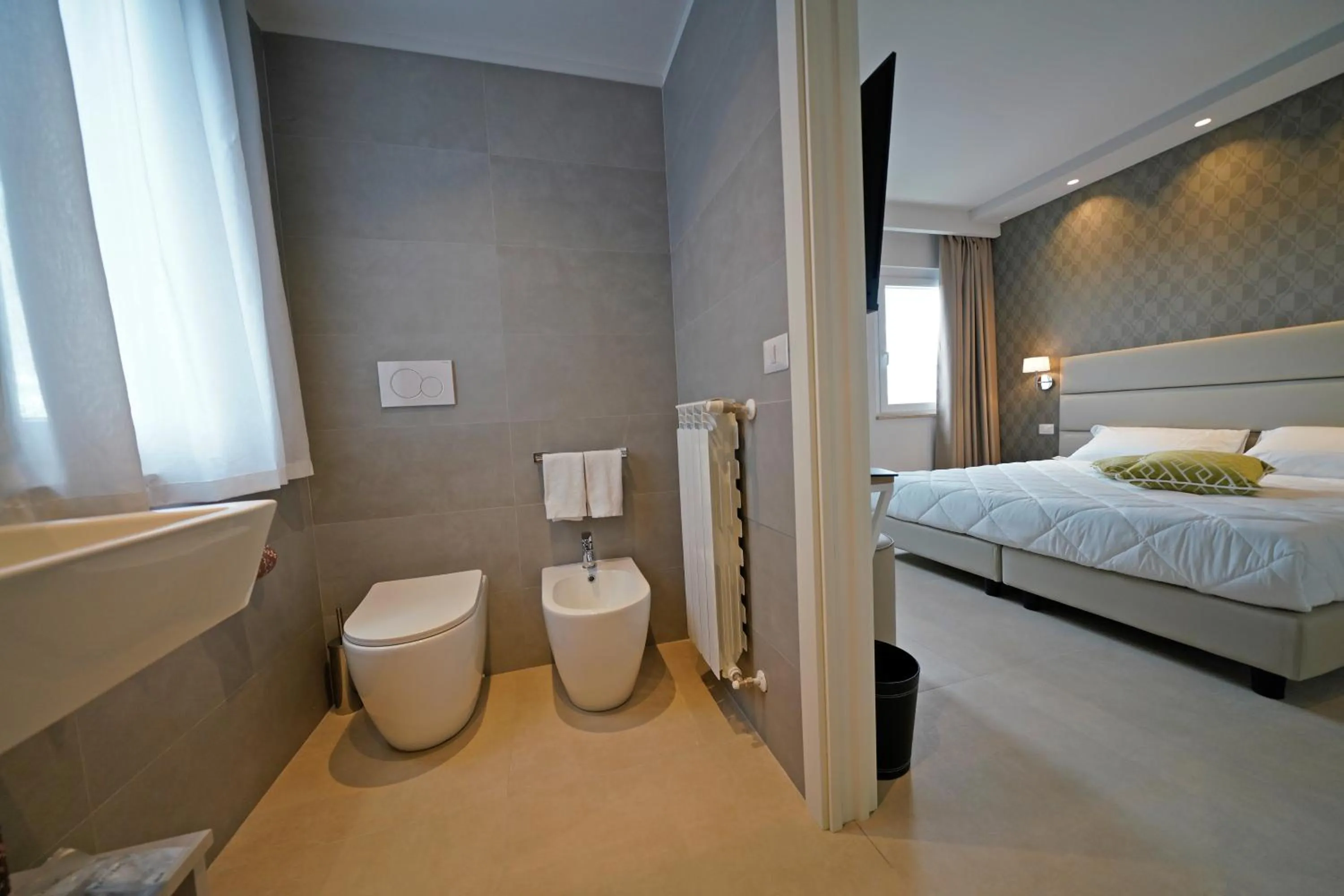 Bathroom, Bed in Hotel Valle del Fiora