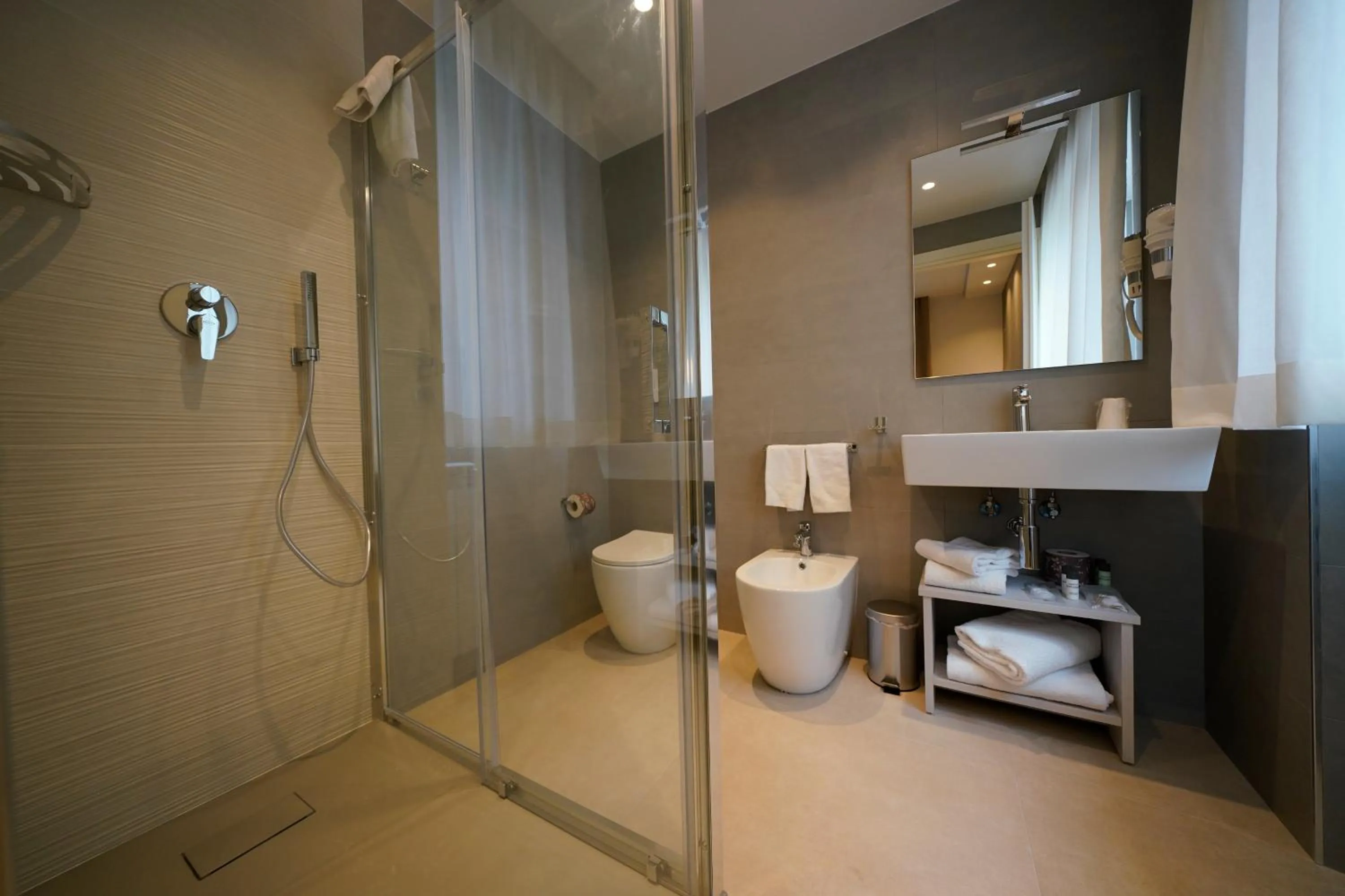 Shower in Hotel Valle del Fiora