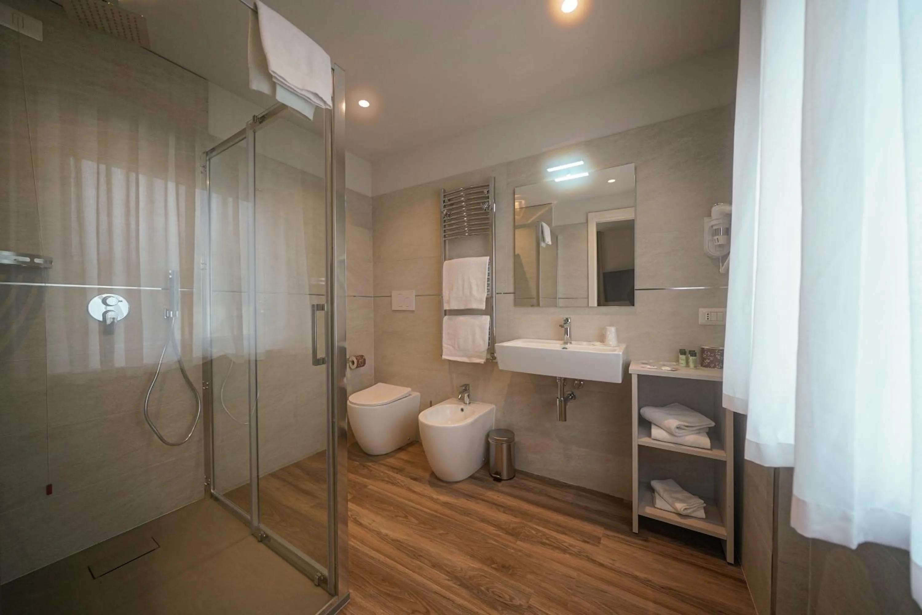 Shower in Hotel Valle del Fiora