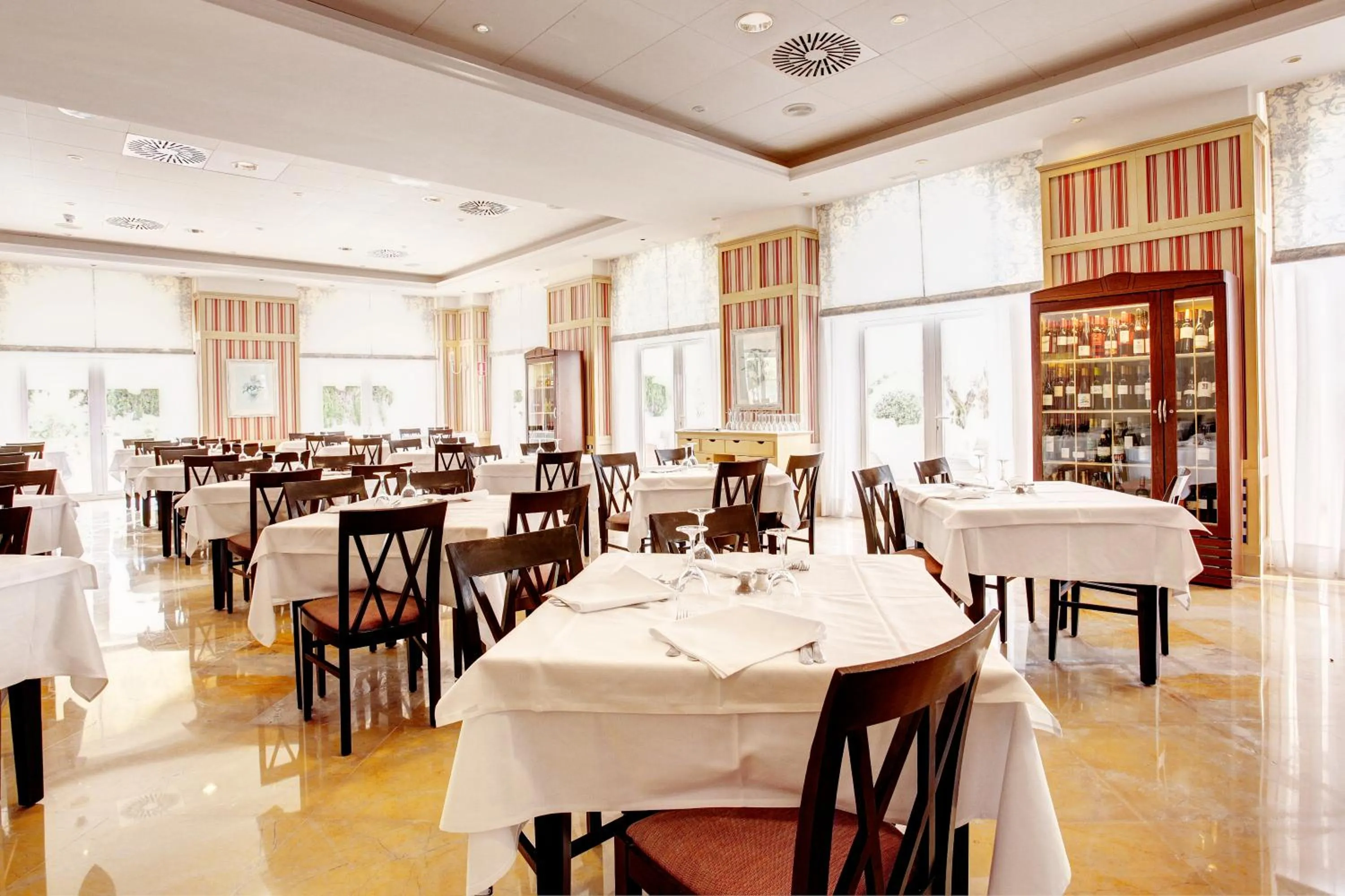 Restaurant/places to eat in Grupotel Macarella Suites & Spa