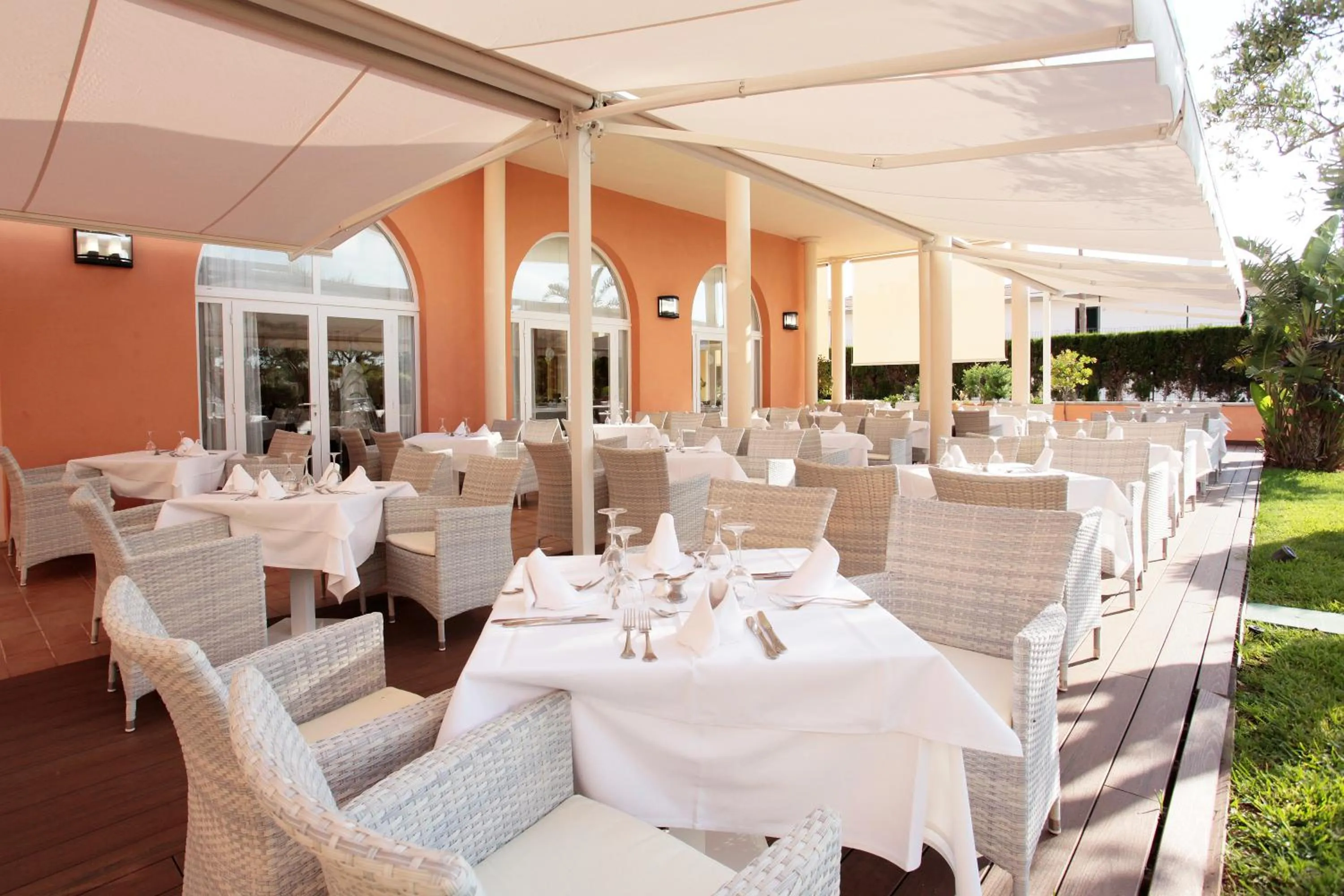 Restaurant/places to eat in Grupotel Macarella Suites & Spa