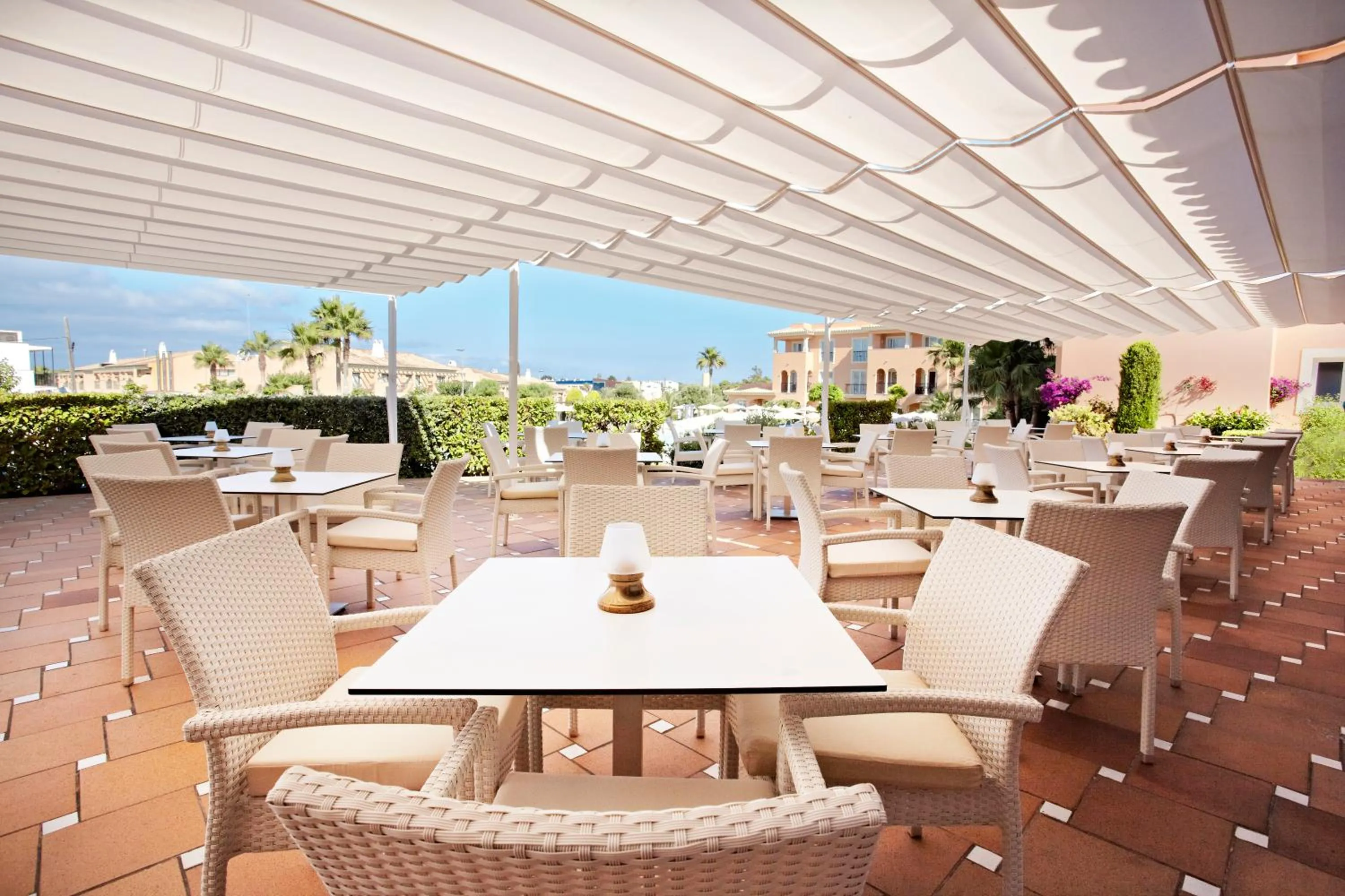 Restaurant/places to eat in Grupotel Macarella Suites & Spa