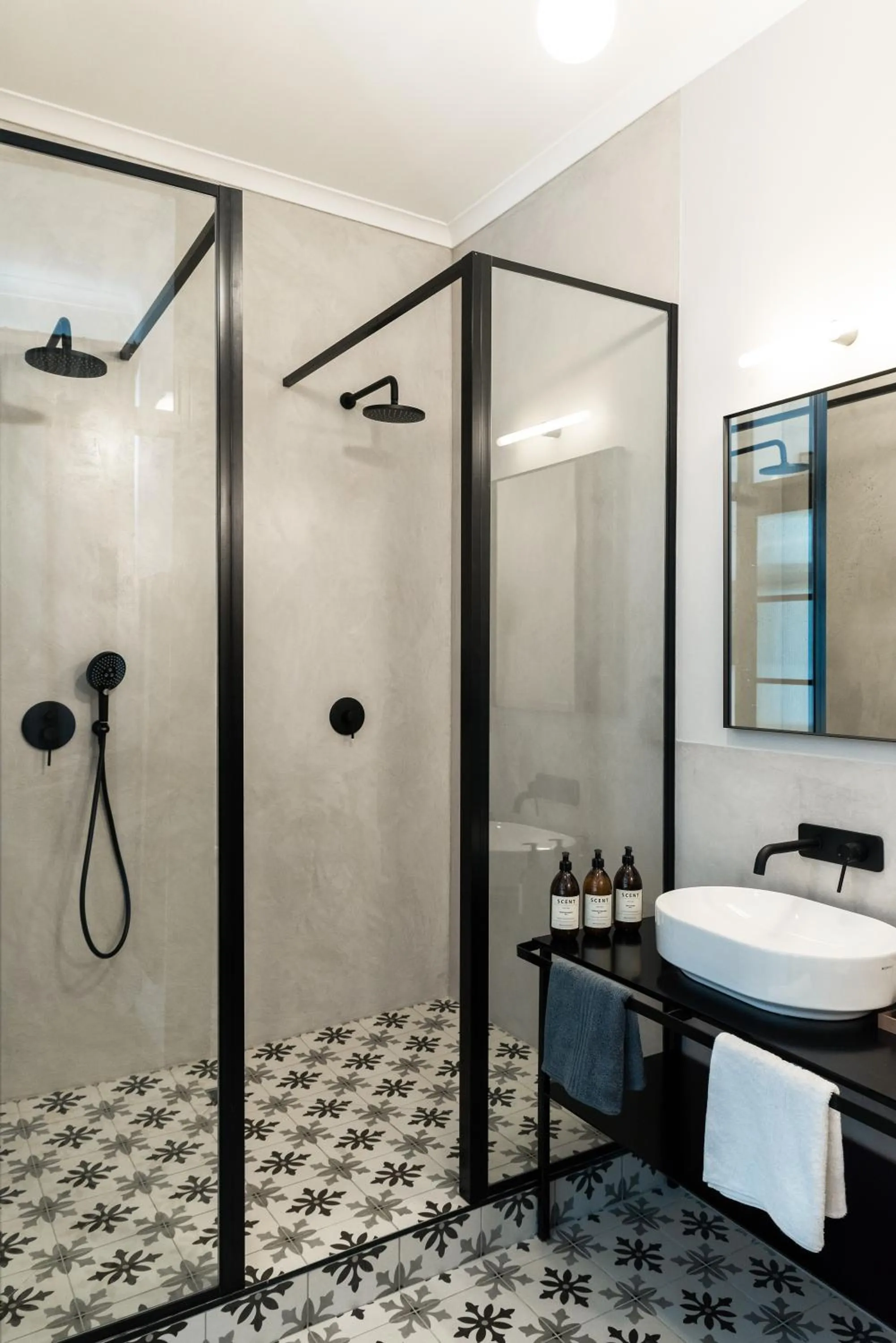 Shower in iGadi House Boutique Hotel