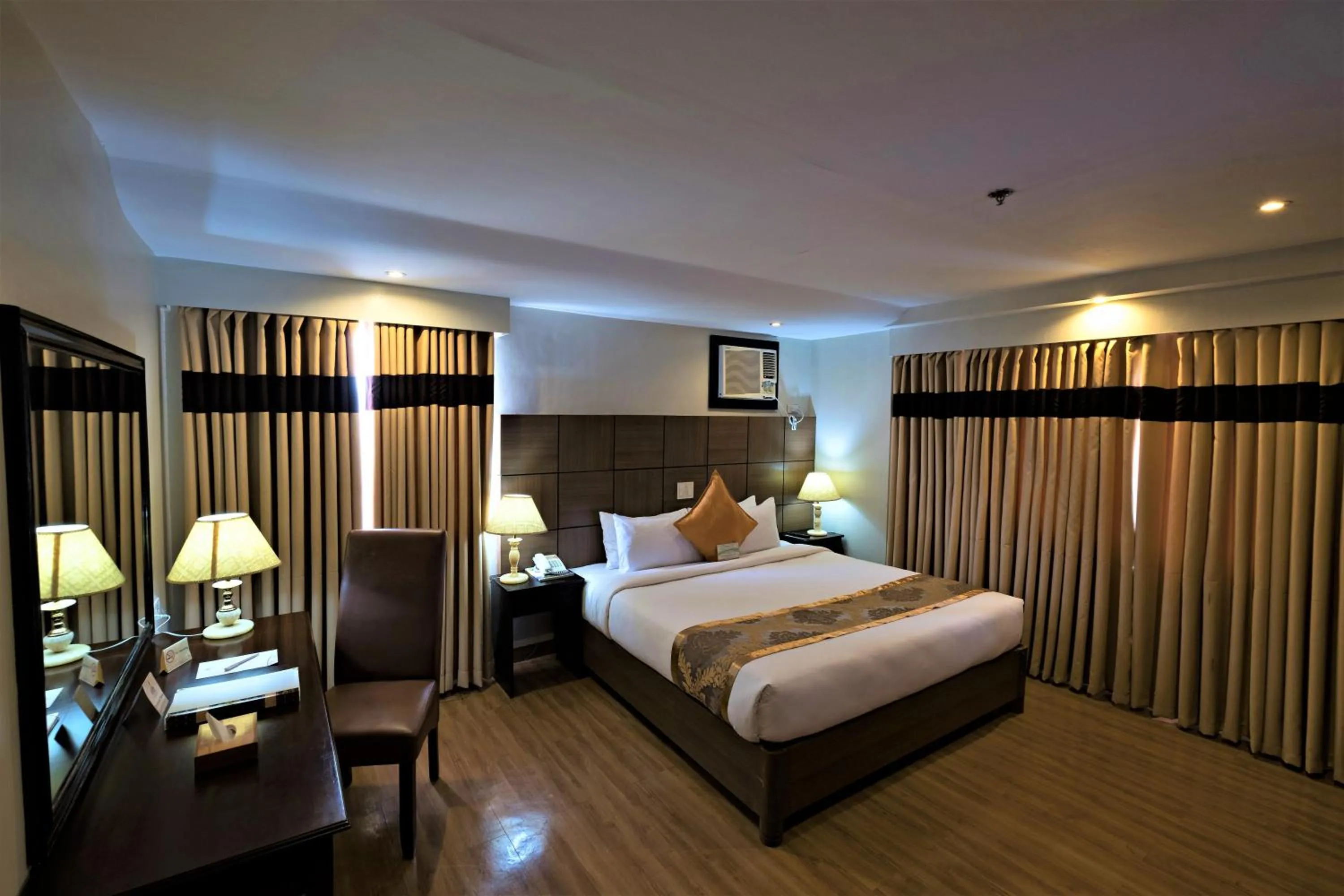 Bed in The Pinnacle Hotel and Suites