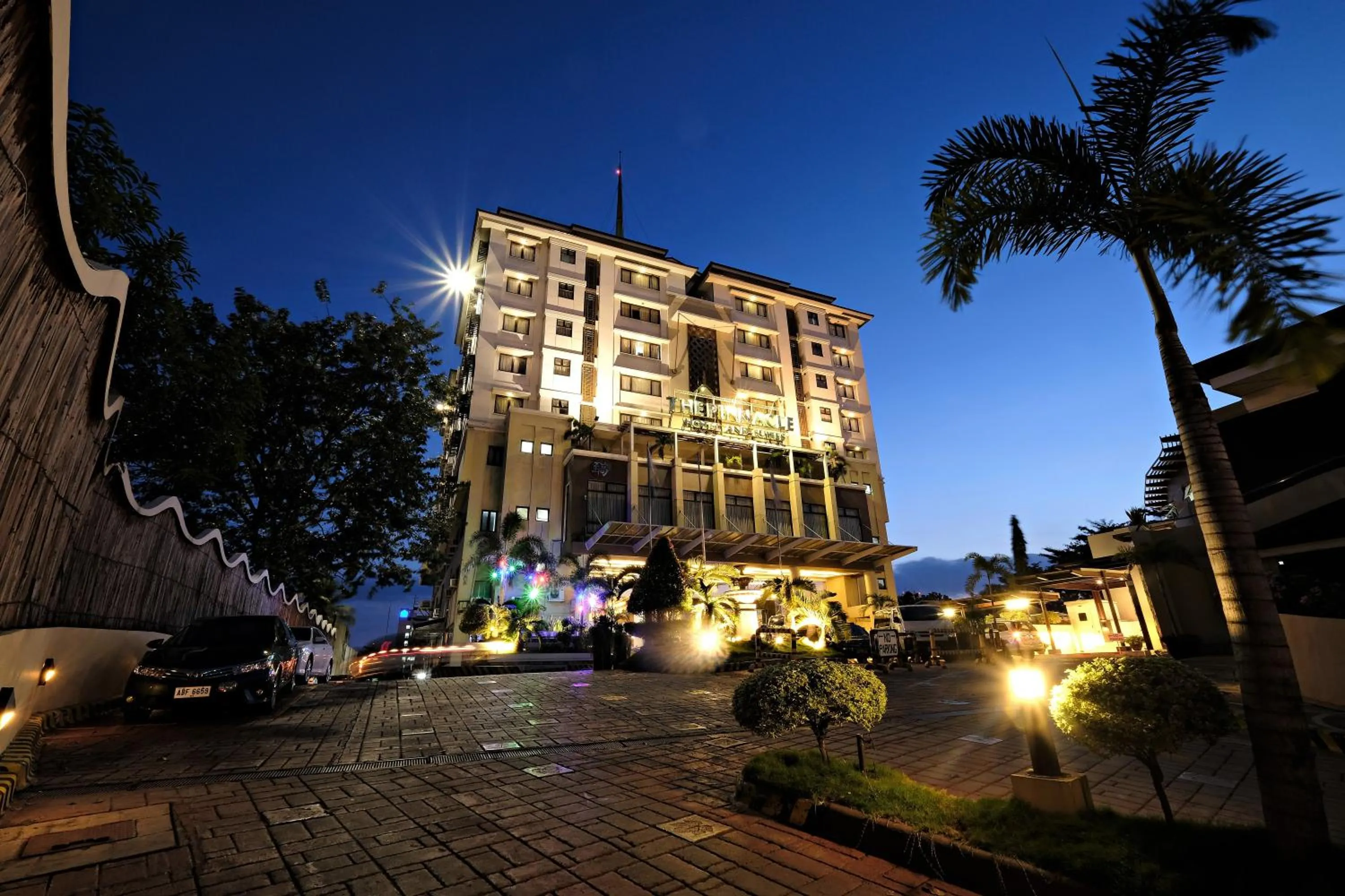 The Pinnacle Hotel and Suites