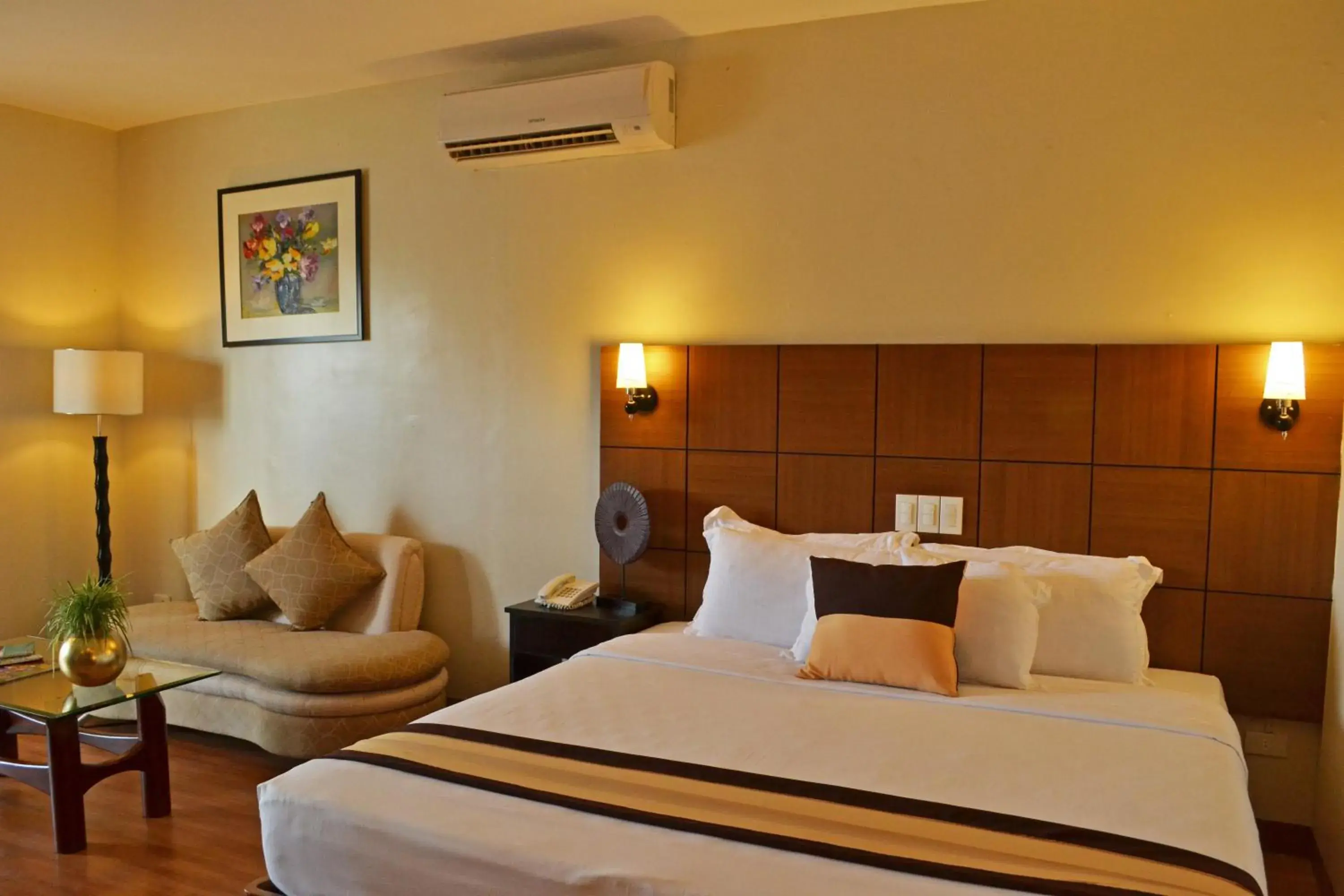 Bed in The Pinnacle Hotel and Suites Bed in The Pinnacle Hotel and Suites