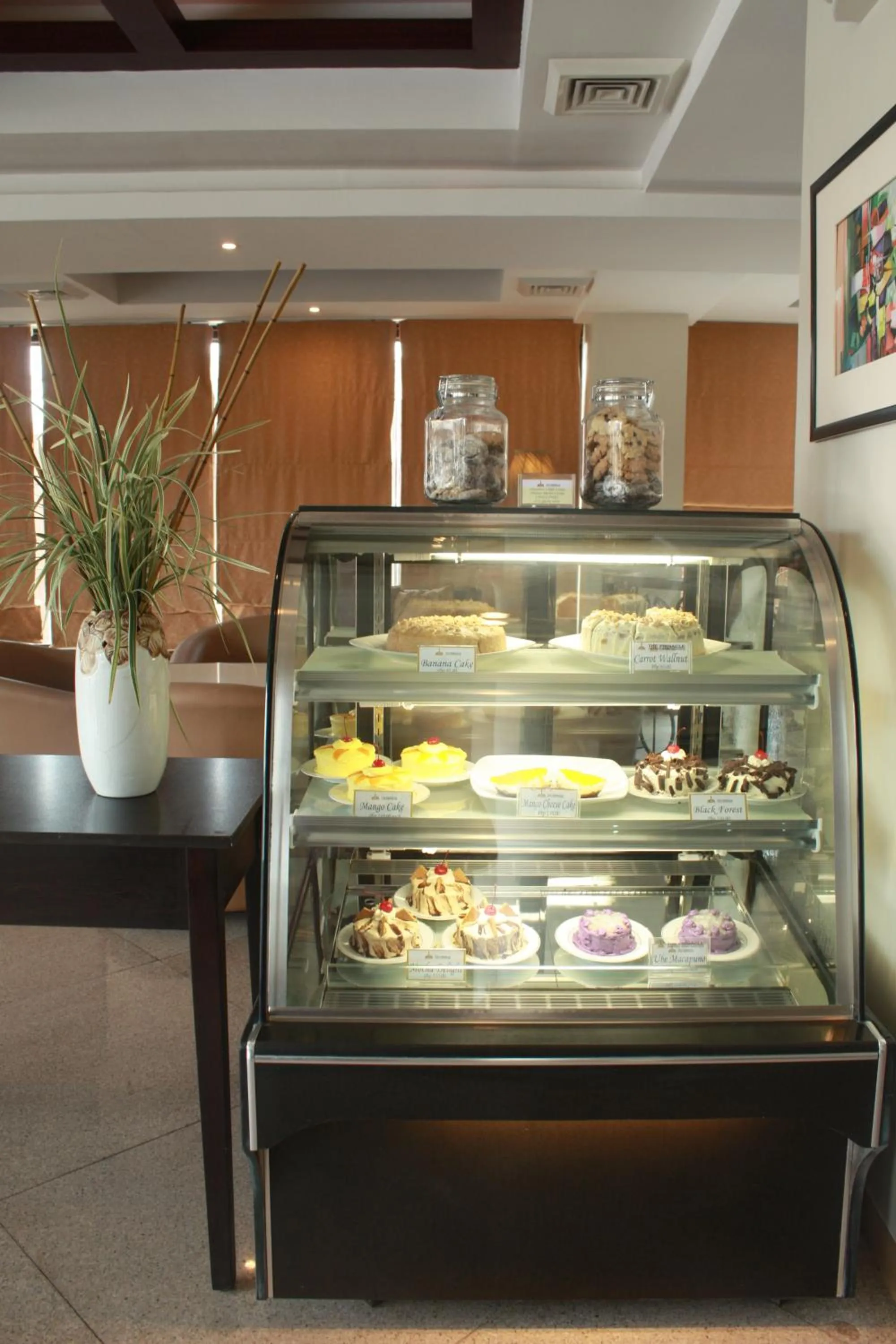 Lounge or bar in The Pinnacle Hotel and Suites