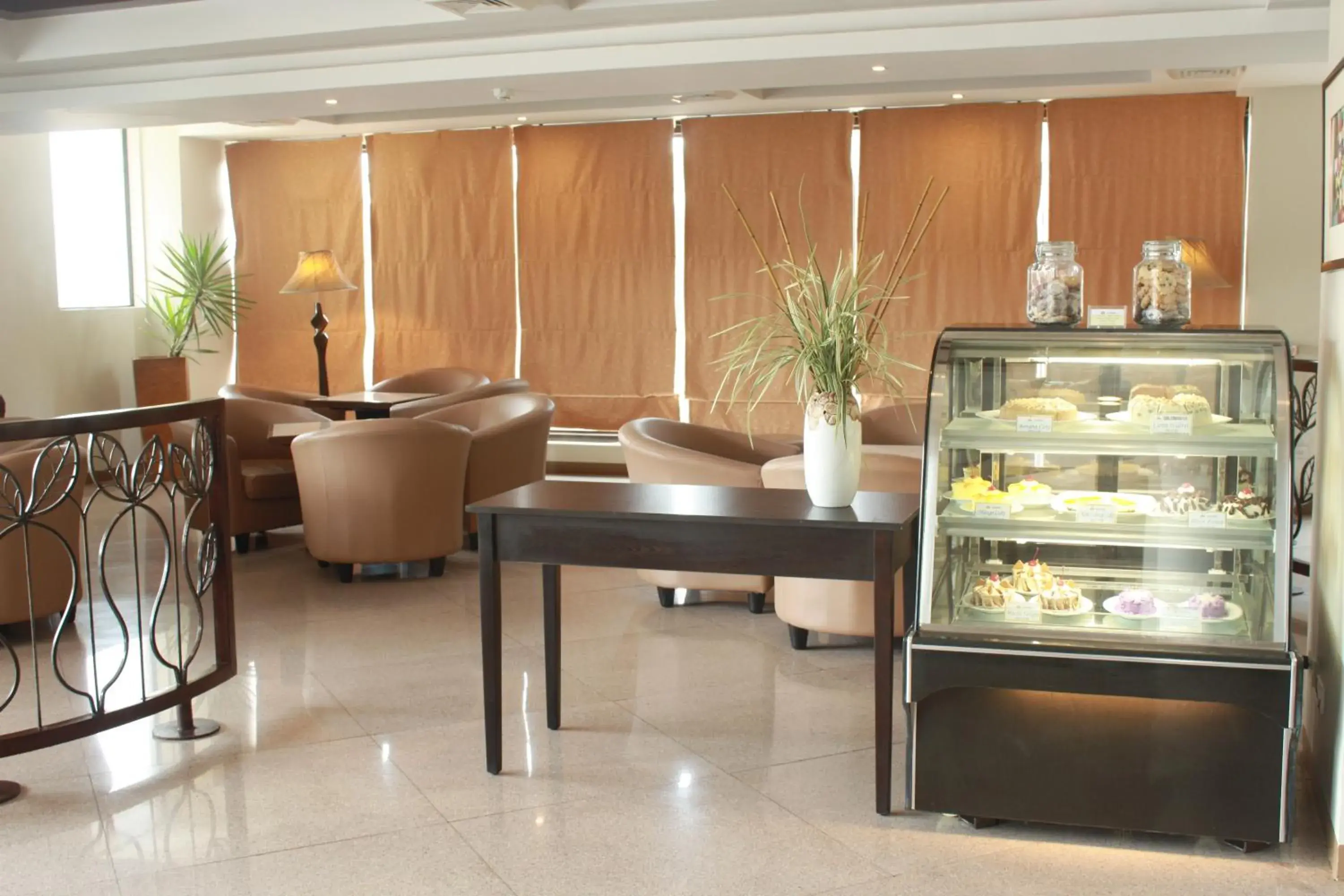 Restaurant/places to eat in The Pinnacle Hotel and Suites Restaurant/places to eat in The Pinnacle Hotel and Suites