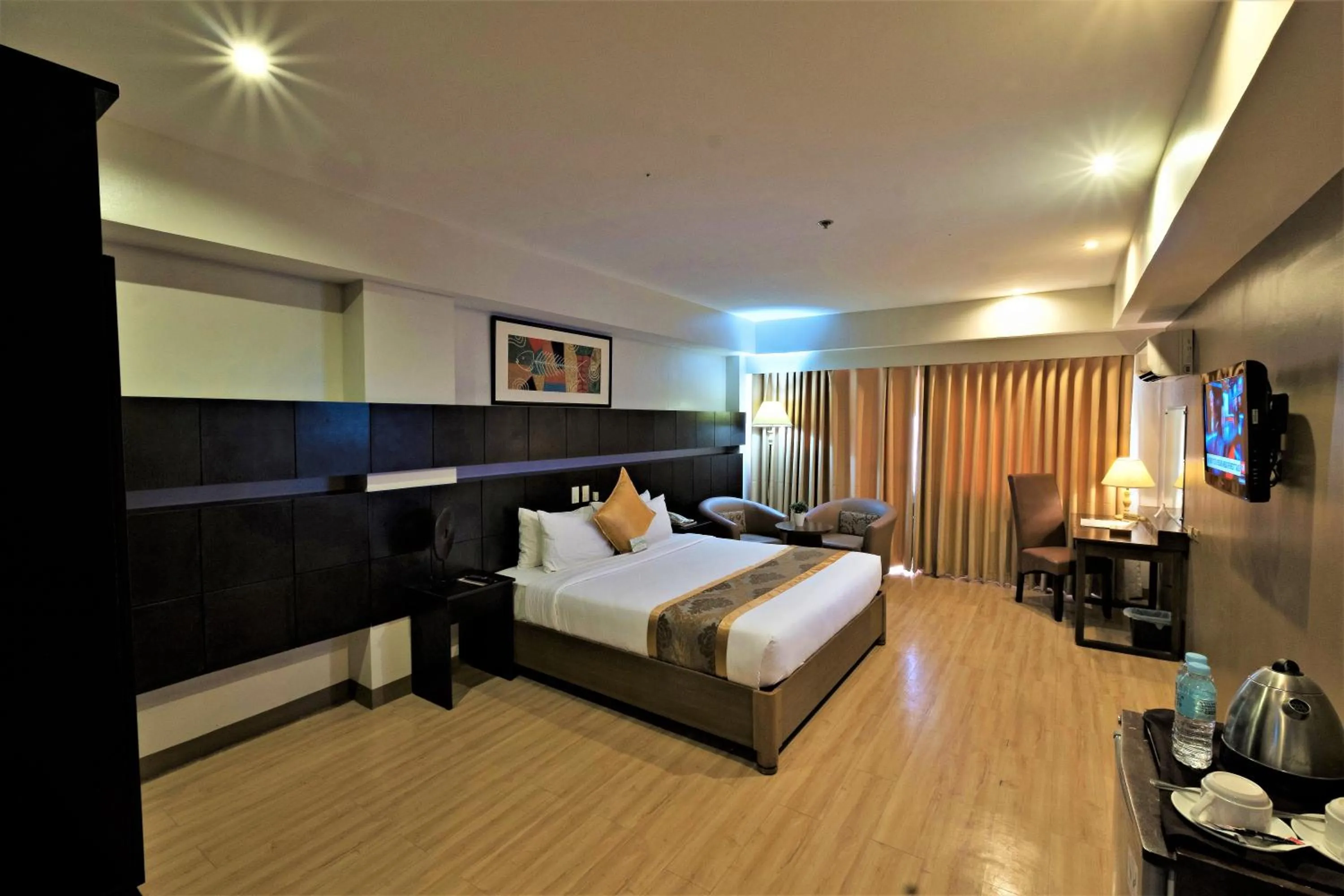 Bed in The Pinnacle Hotel and Suites