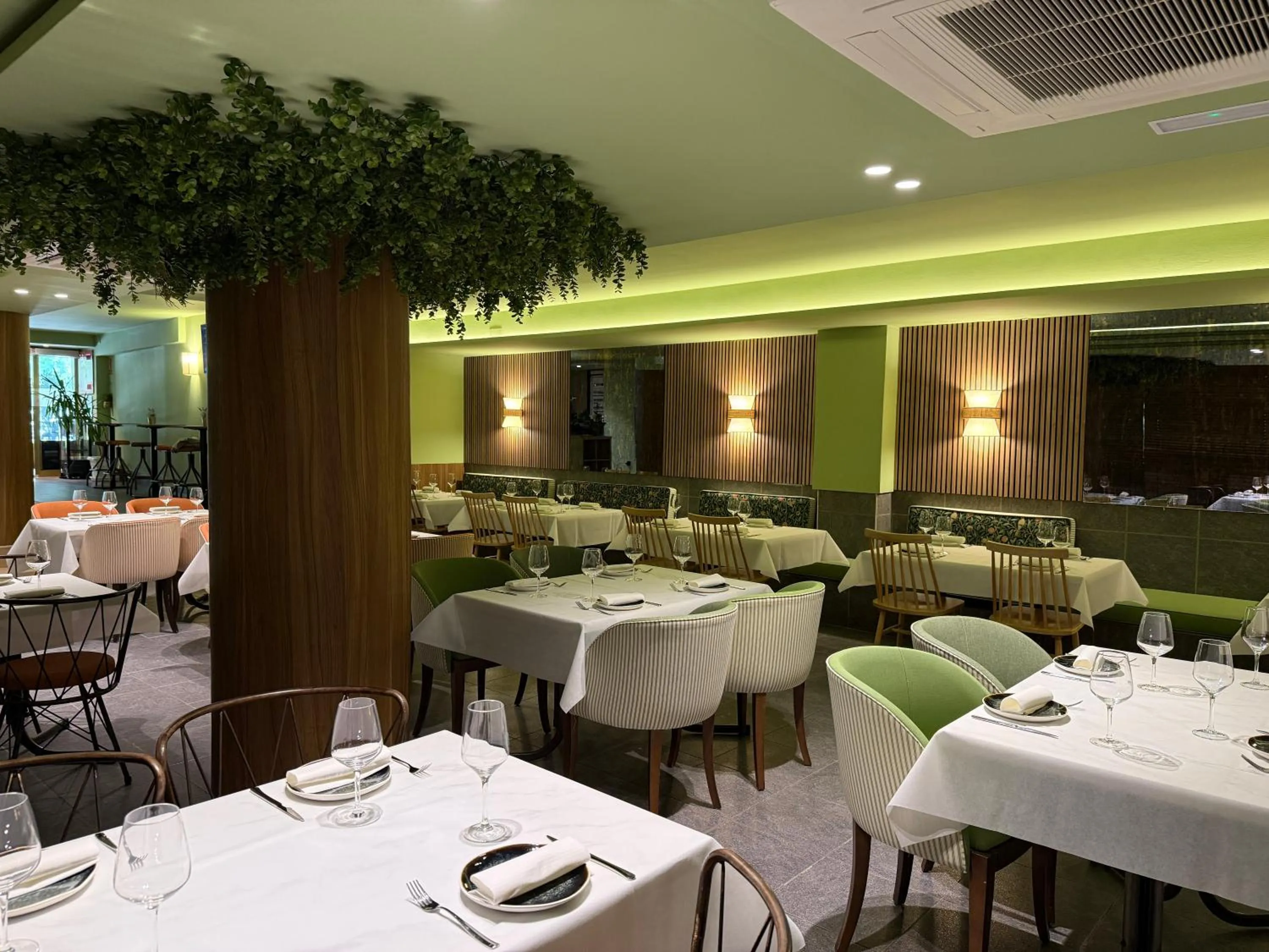 Restaurant/places to eat in Hotel Real