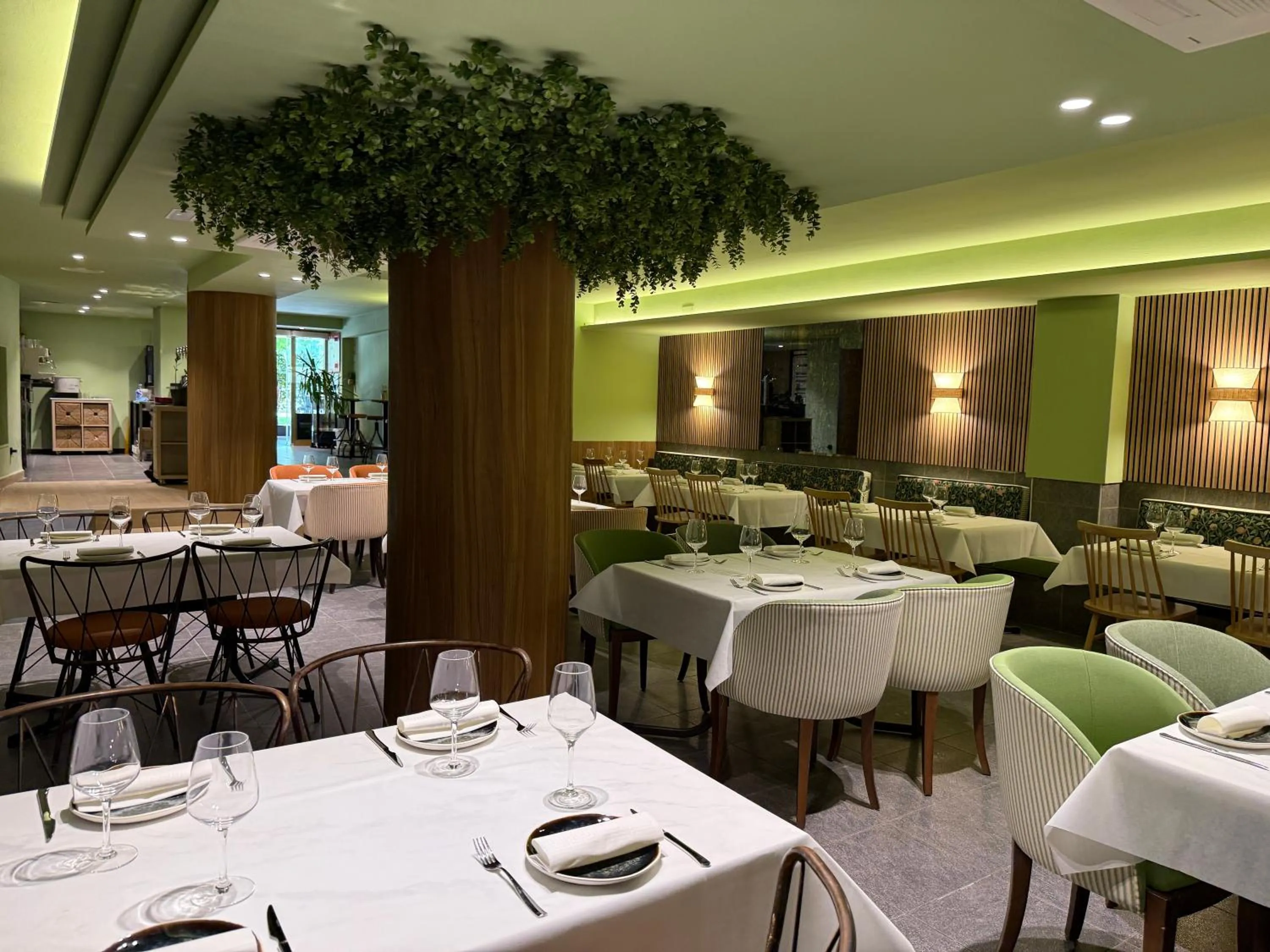 Restaurant/places to eat in Hotel Real