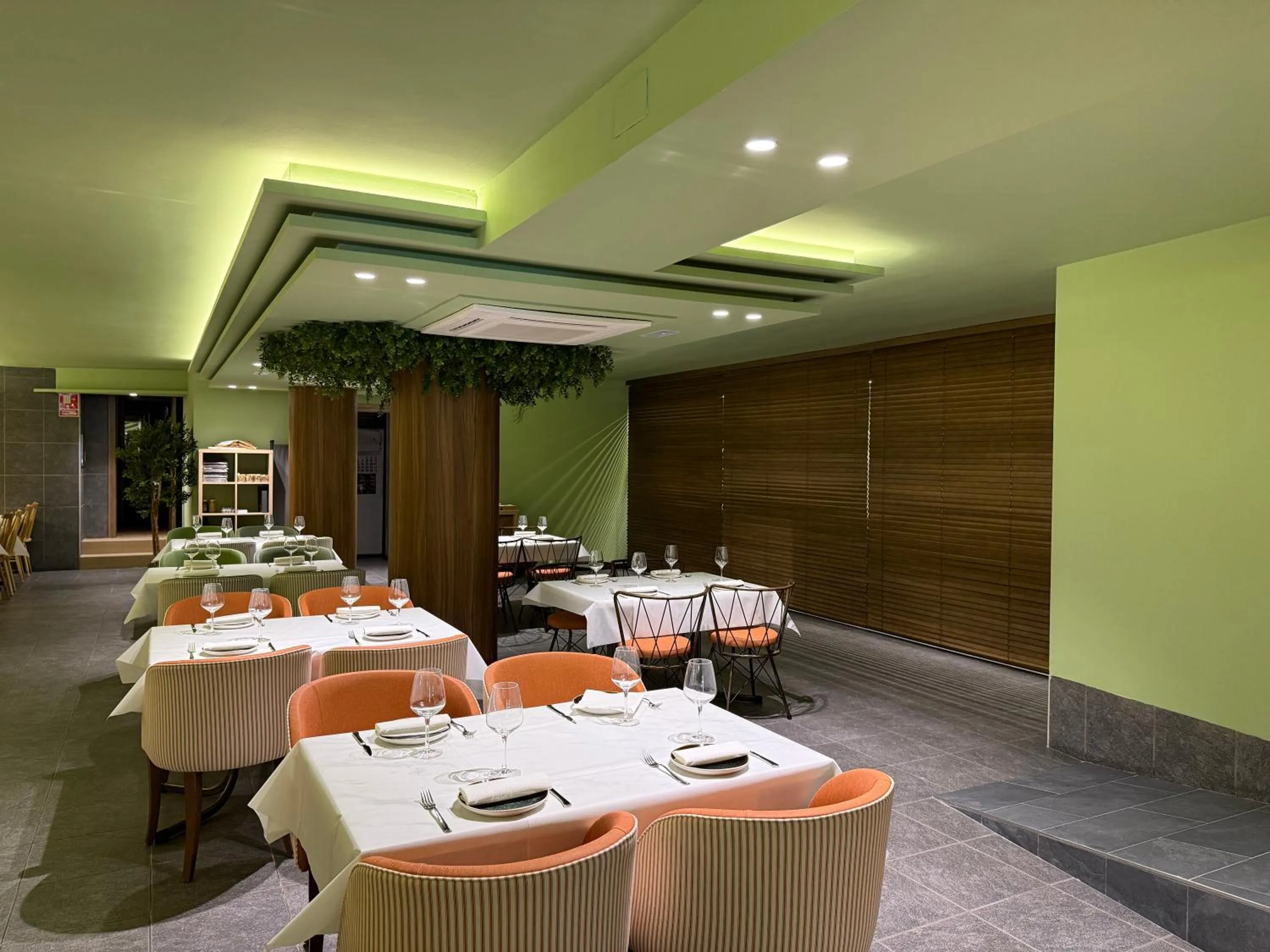 Restaurant/places to eat in Hotel Real