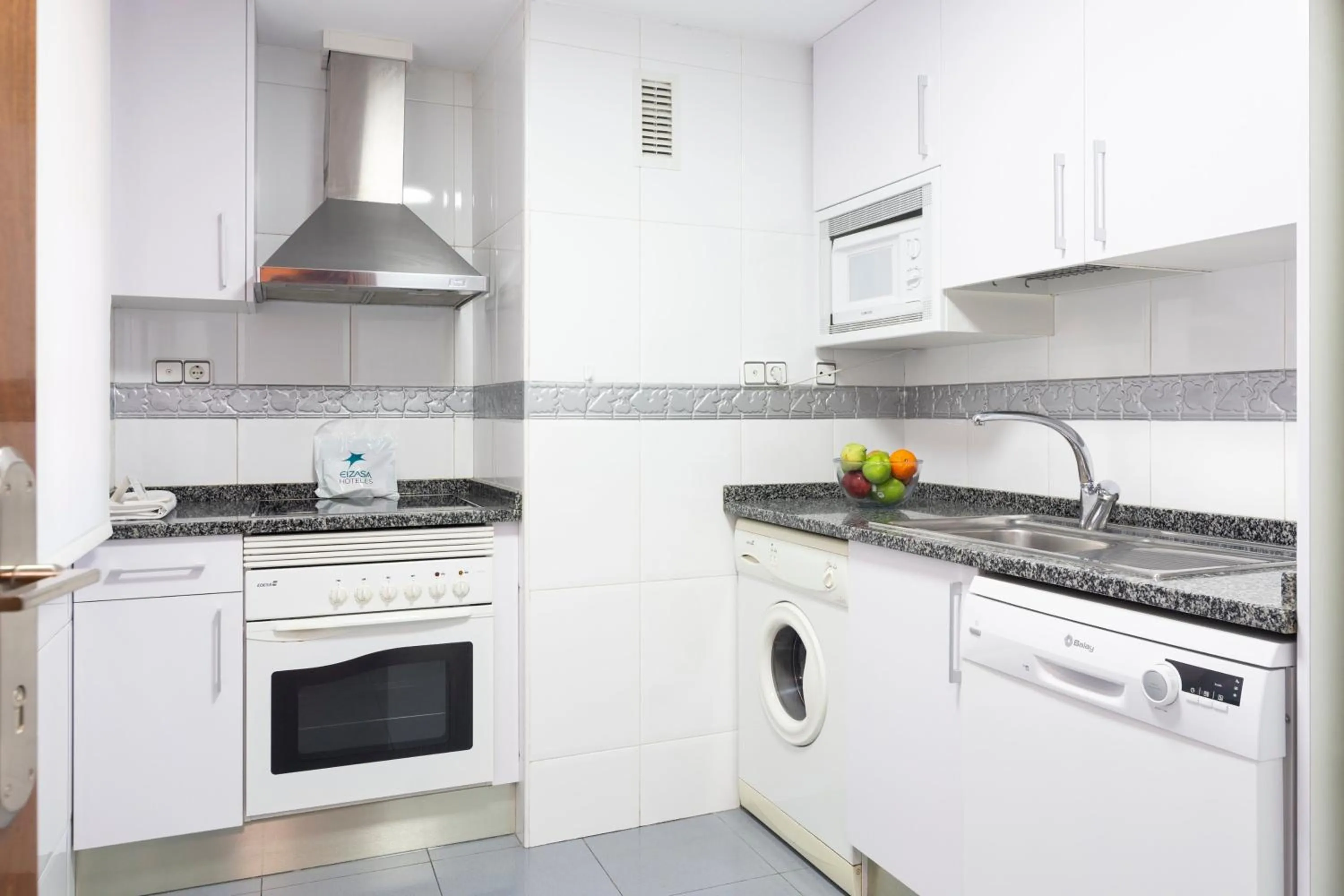 Kitchen or kitchenette in Aparthotel Los Girasoles