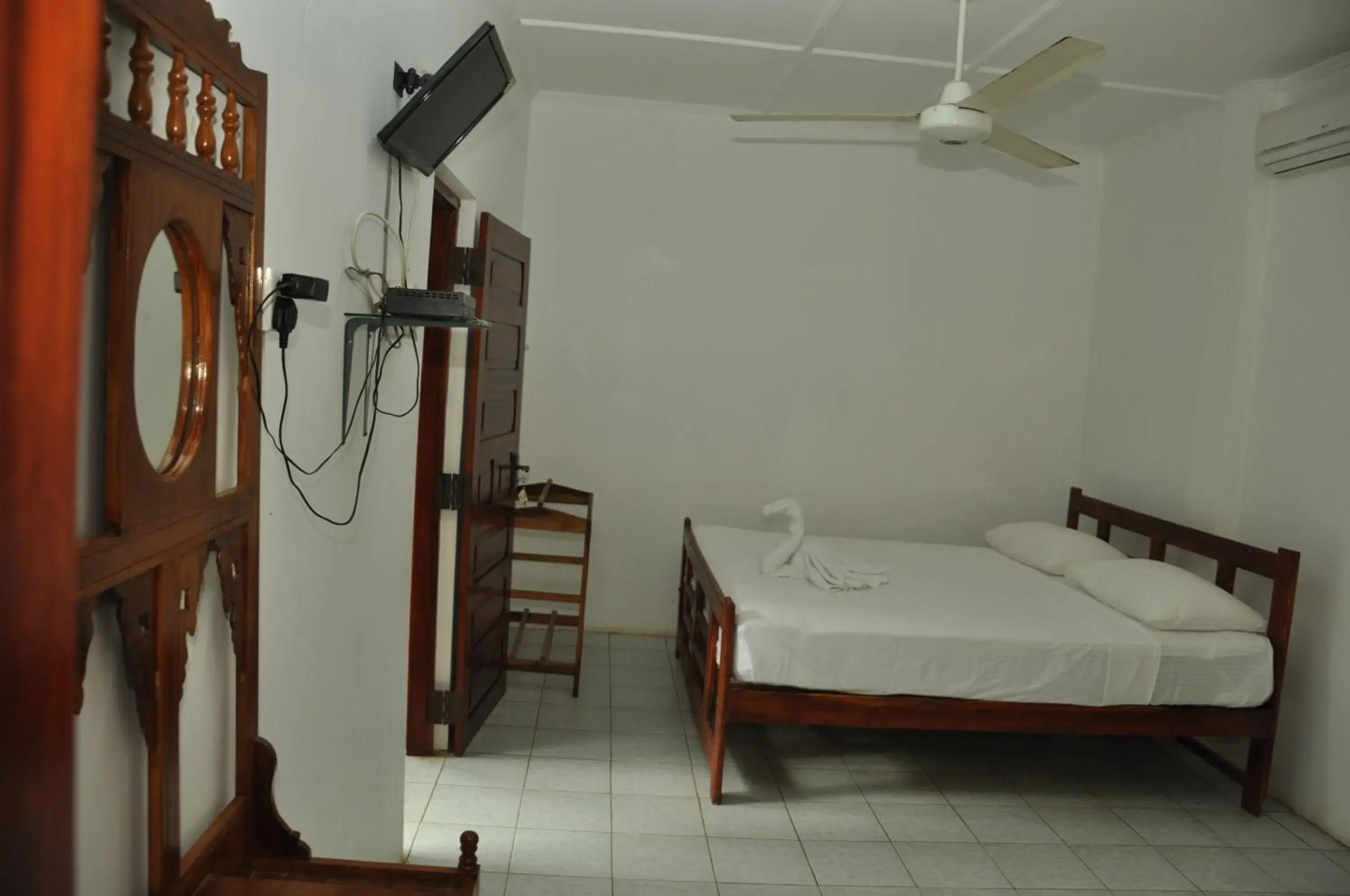 Deluxe Triple Room with Garden View in Sujatha Tourist Rest Deluxe Triple Room with Garden View in Sujatha Tourist Rest