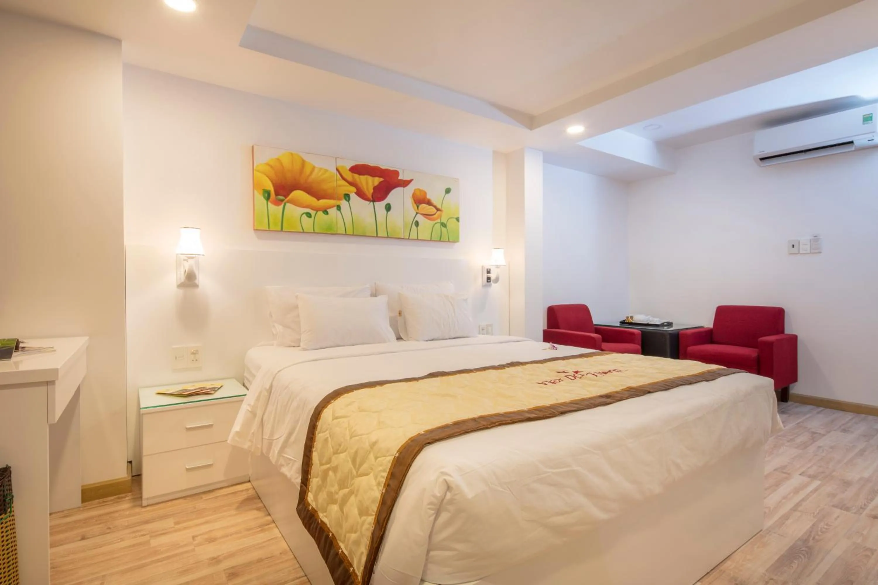 Bedroom, Bed in Vien Dong Hotel 3