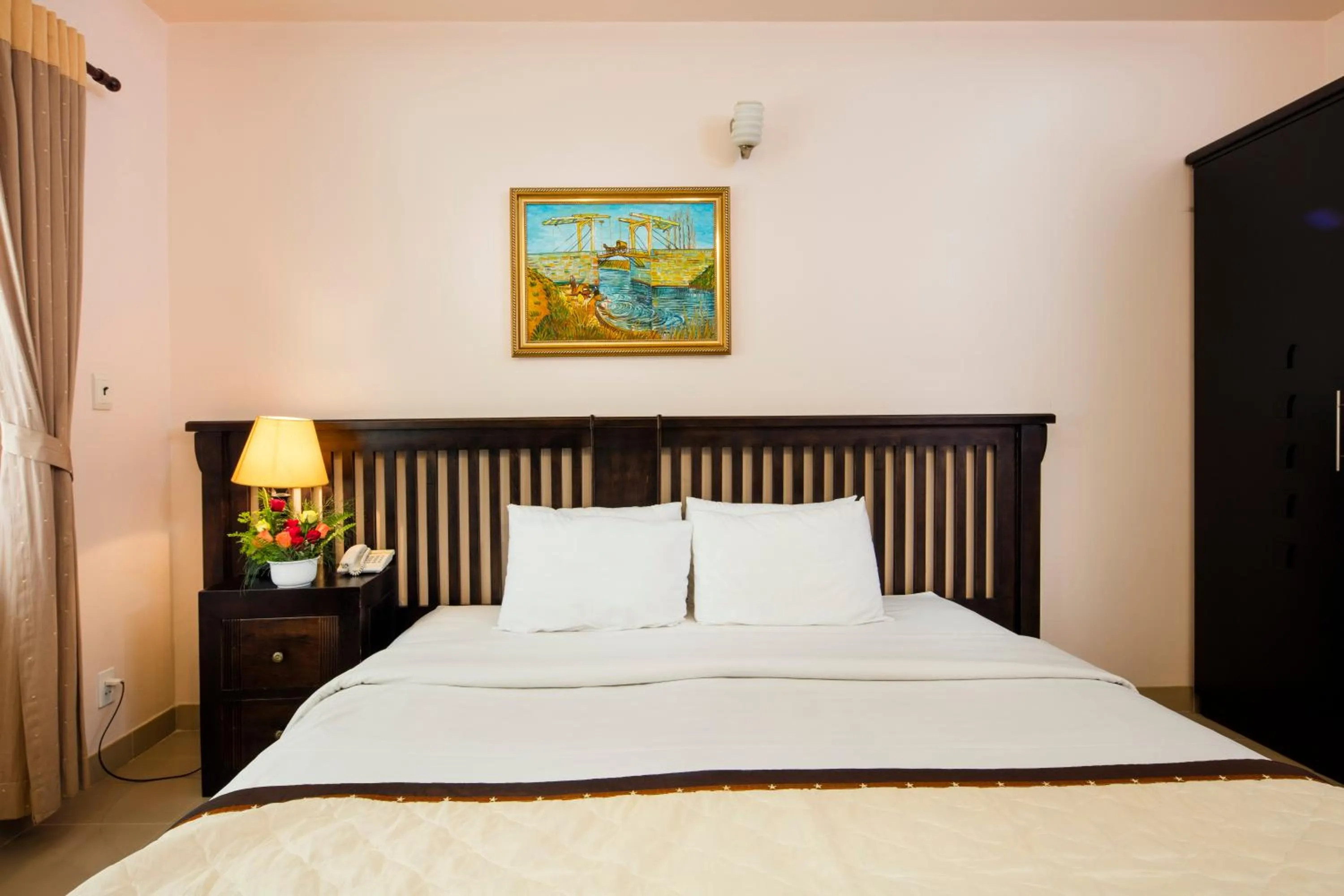 Bedroom, Bed in Vien Dong Hotel 3