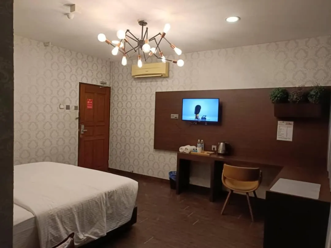 Bedroom, Bed in Raintree Boutique Hotel