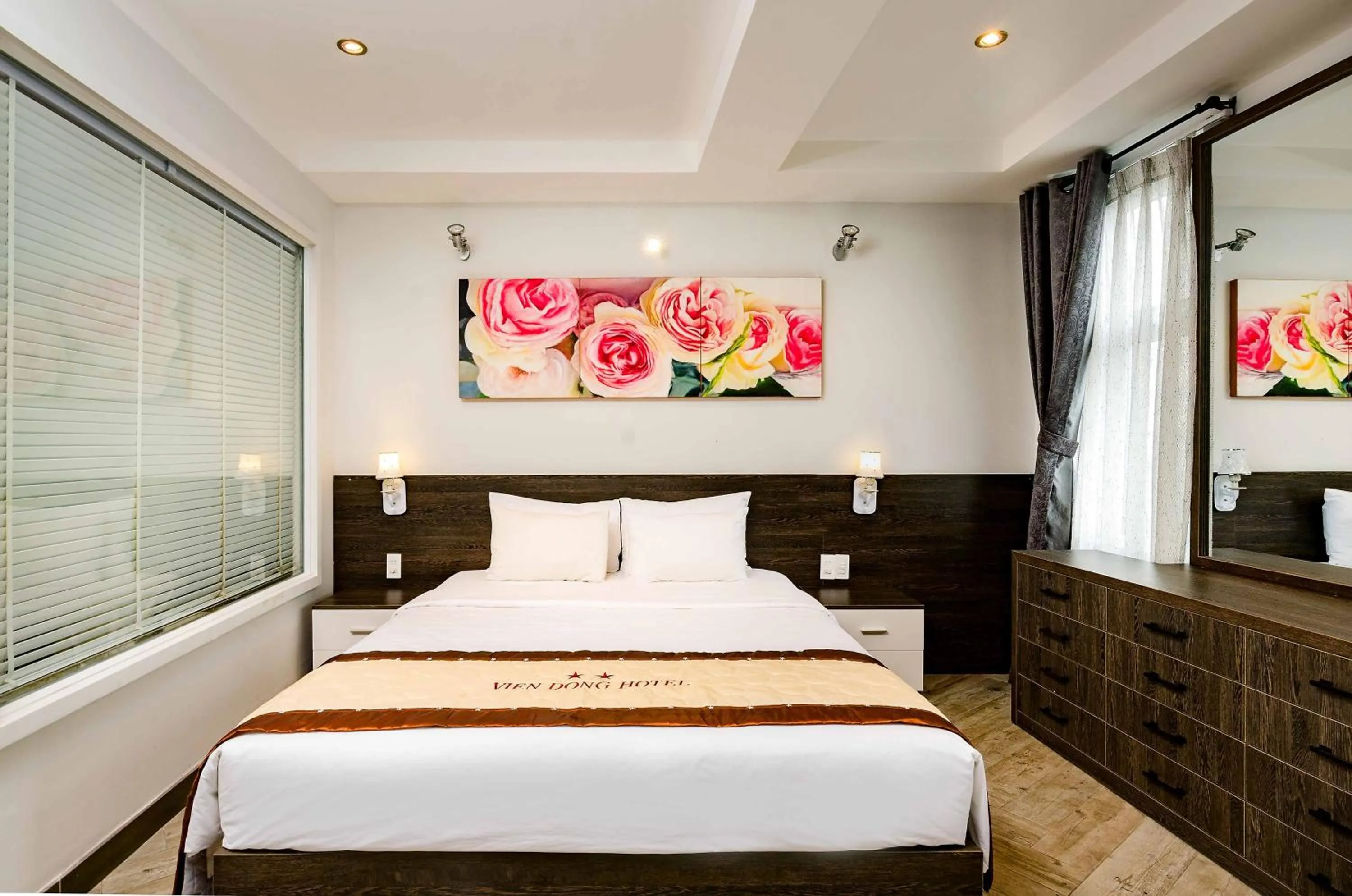 Bedroom, Bed in Vien Dong Hotel 2
