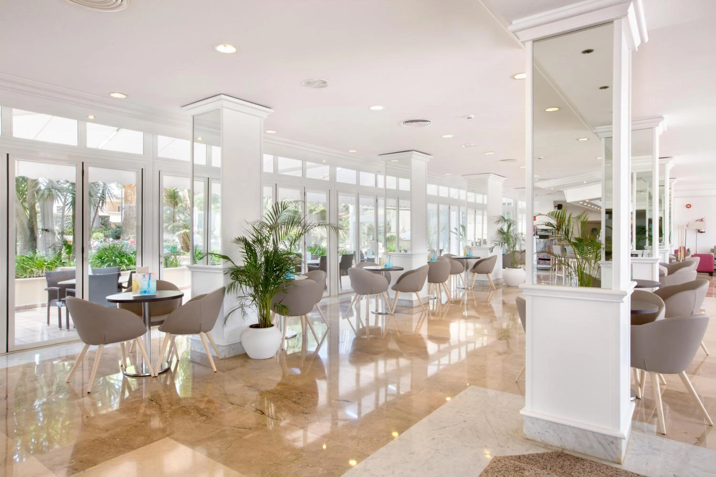 Lounge or bar in Grupotel Orient