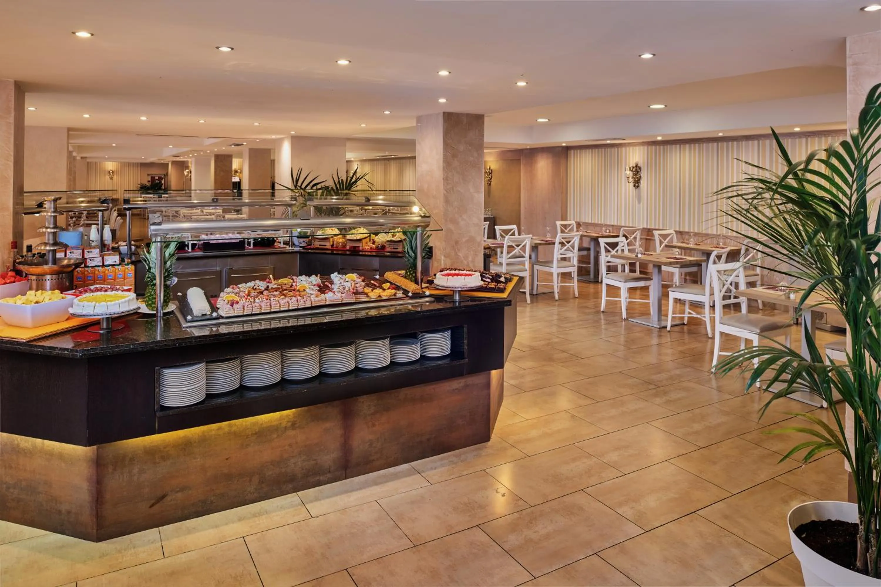 Restaurant/places to eat in Grupotel Orient