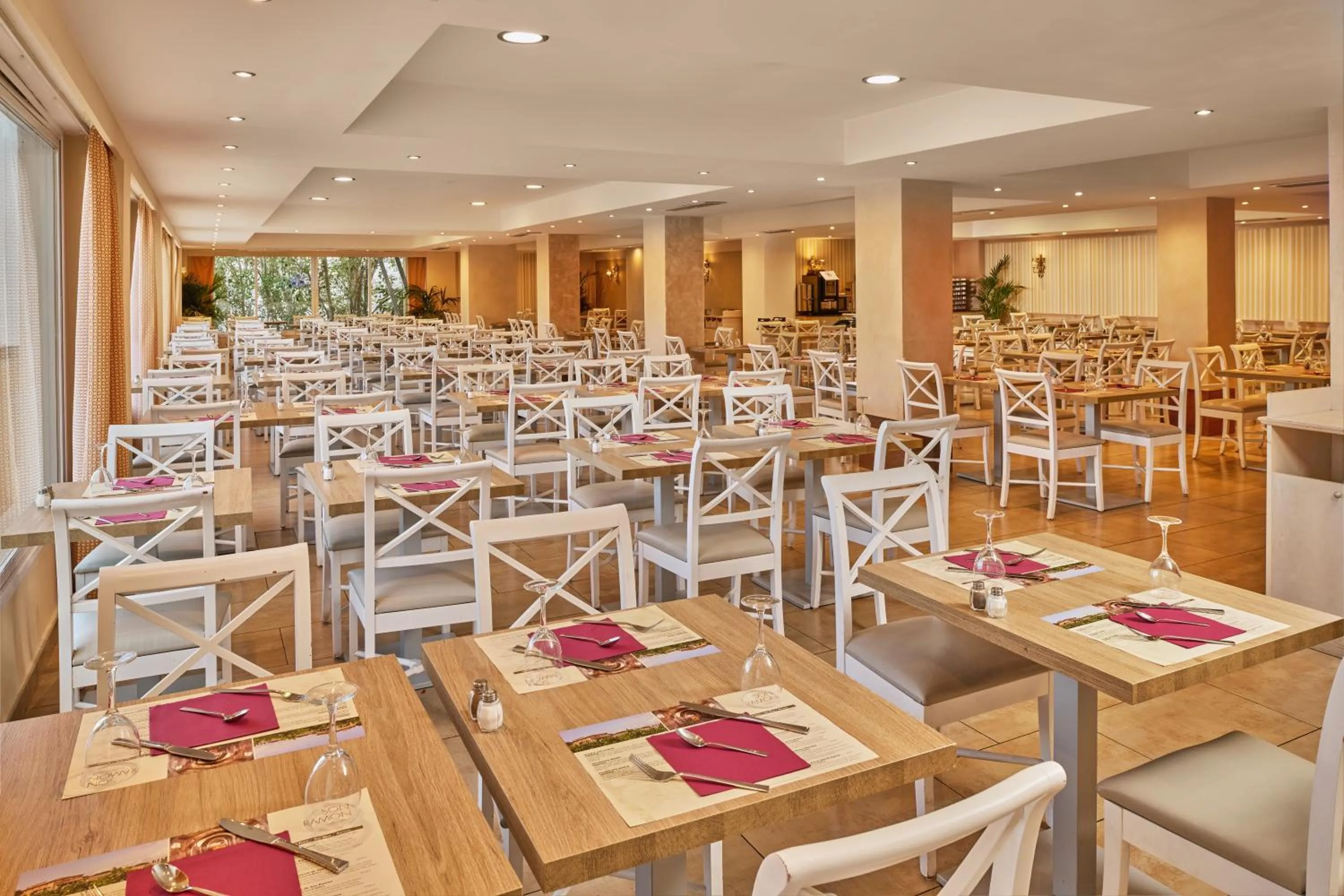 Restaurant/places to eat in Grupotel Orient