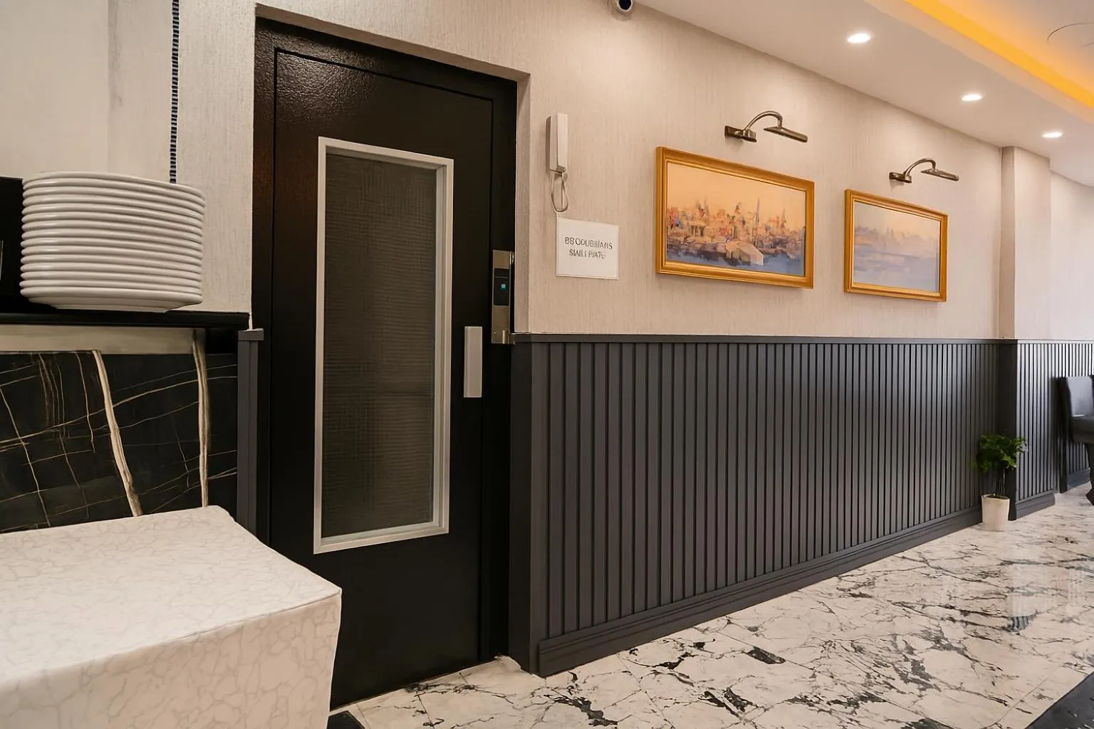 elevator, Bed in CALENBERG HOTEL