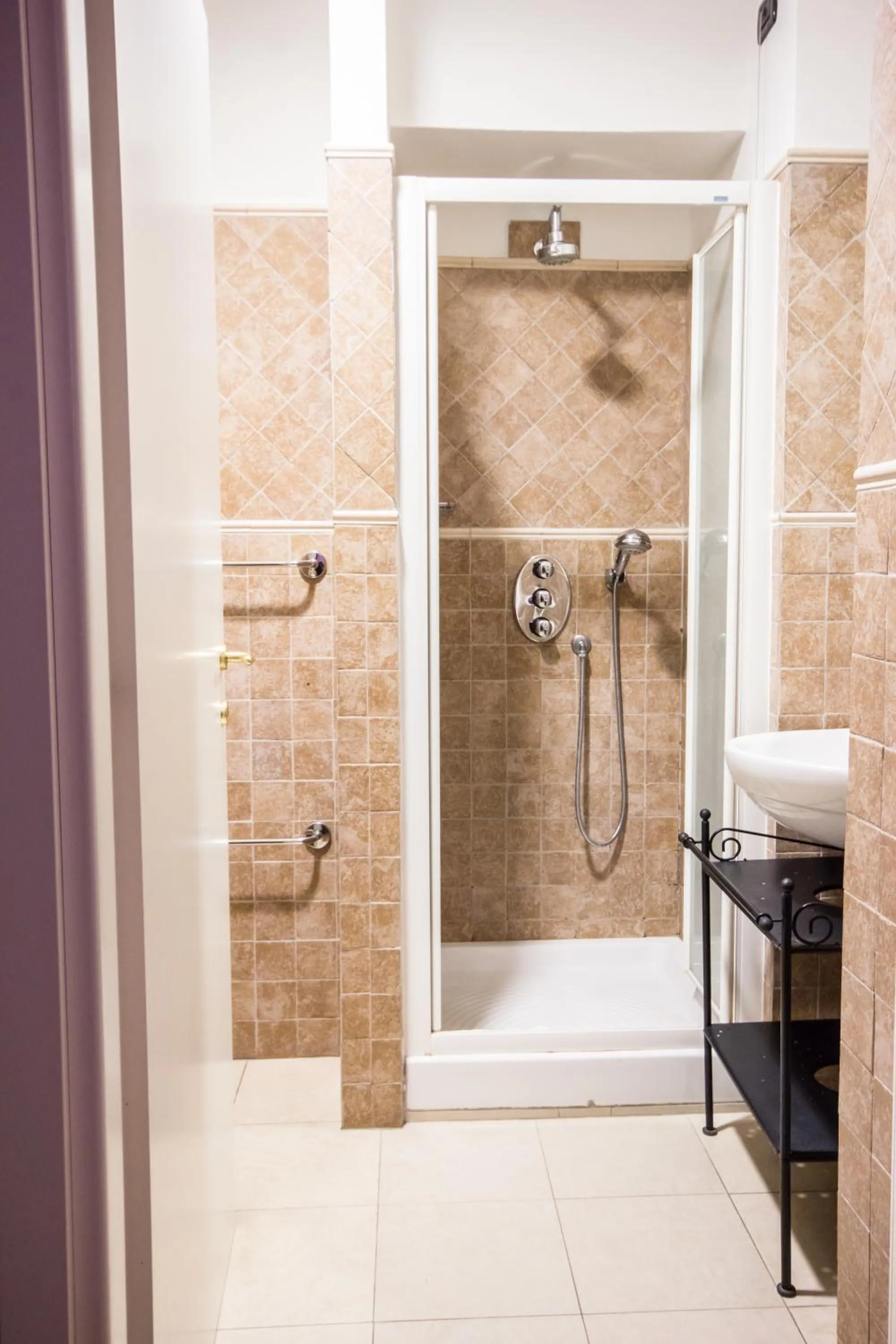 Shower in Affittacamere The Tramp